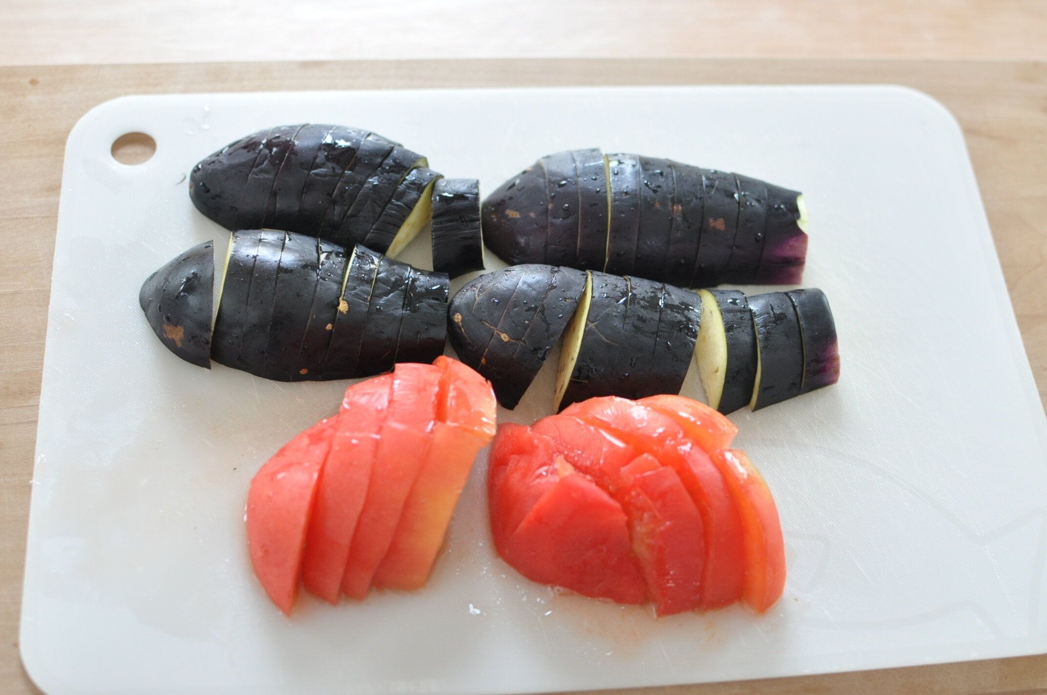 なすとトマトを切った様子