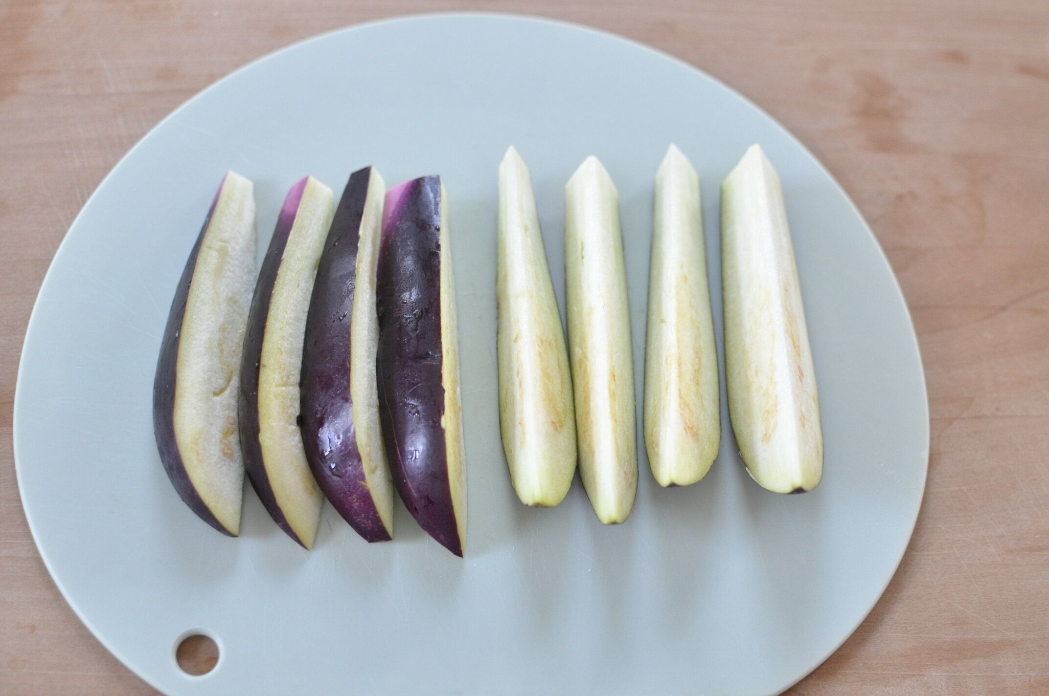なすを縦に8等分に切って並べた様子