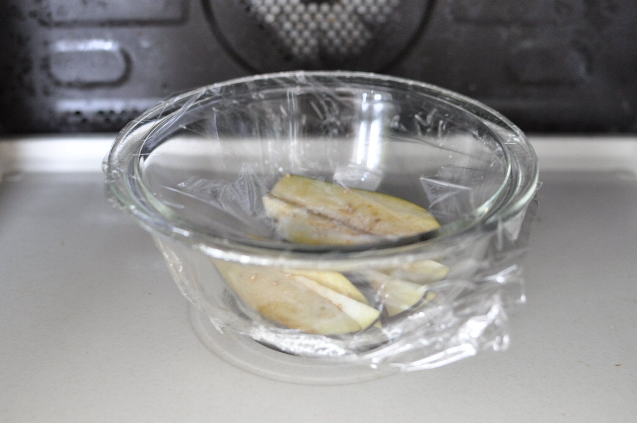 ボウルにラップをかけ、レンジにセットした様子