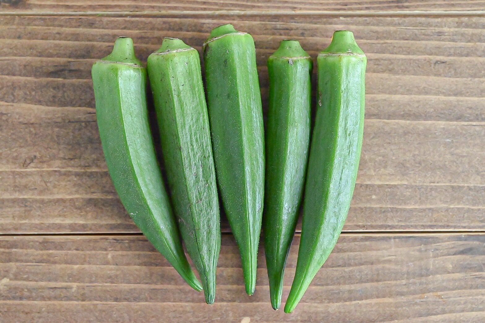 テーブルにのったオクラ