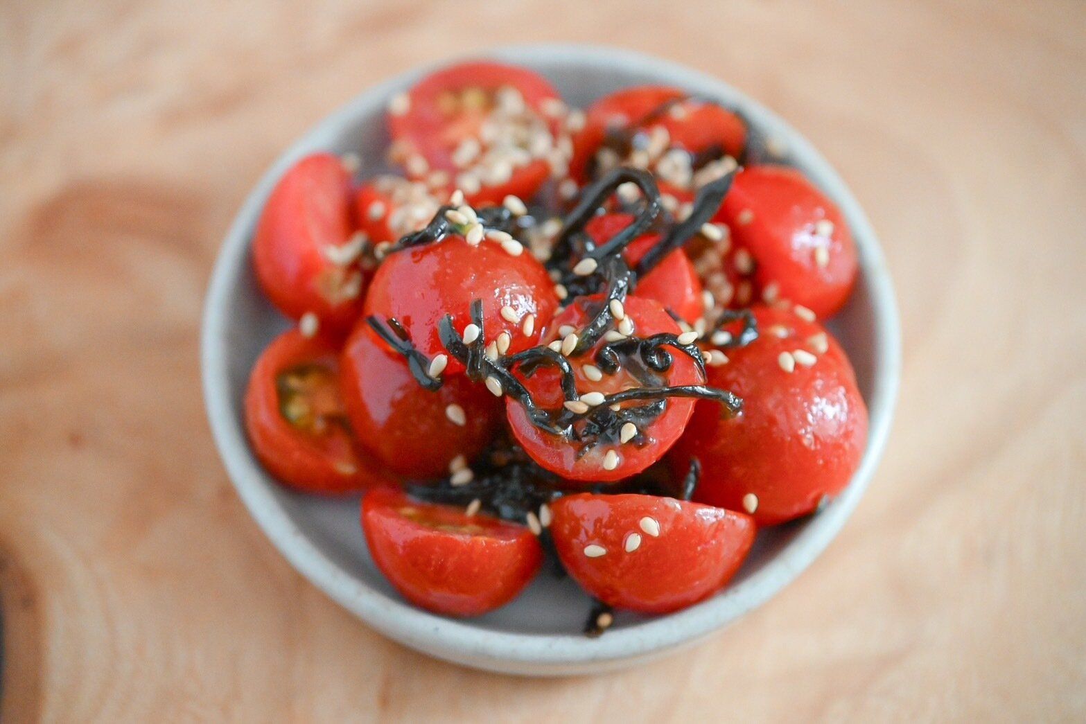 白い皿に盛られたミニトマト塩昆布和え