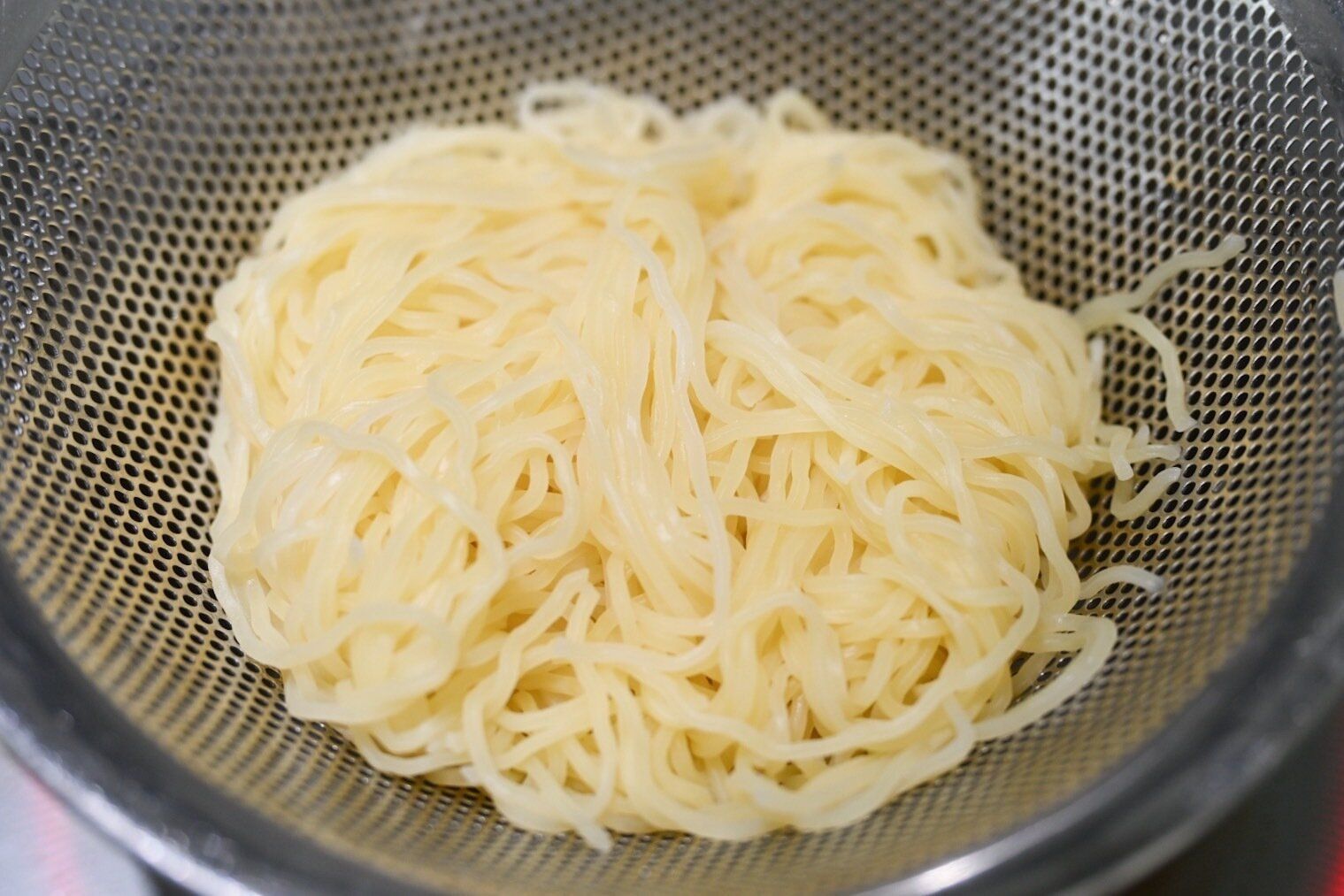 ザルに入ったゆでたアジア麺