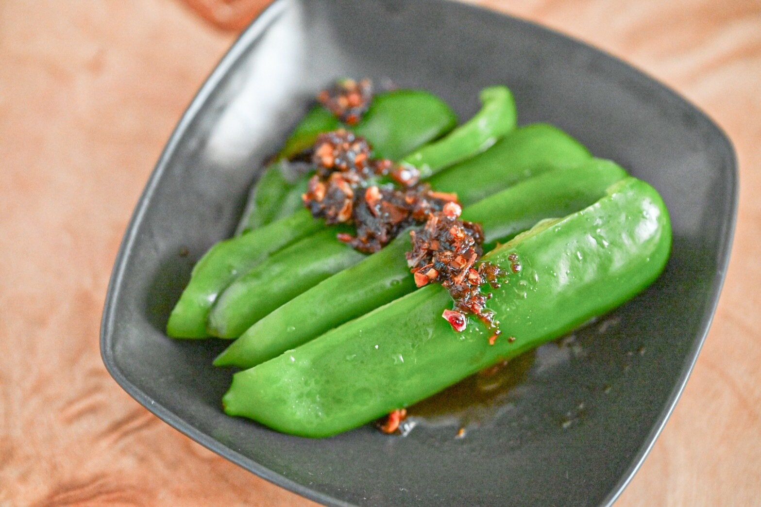 マーラージャンをのせた冷やしピーマン