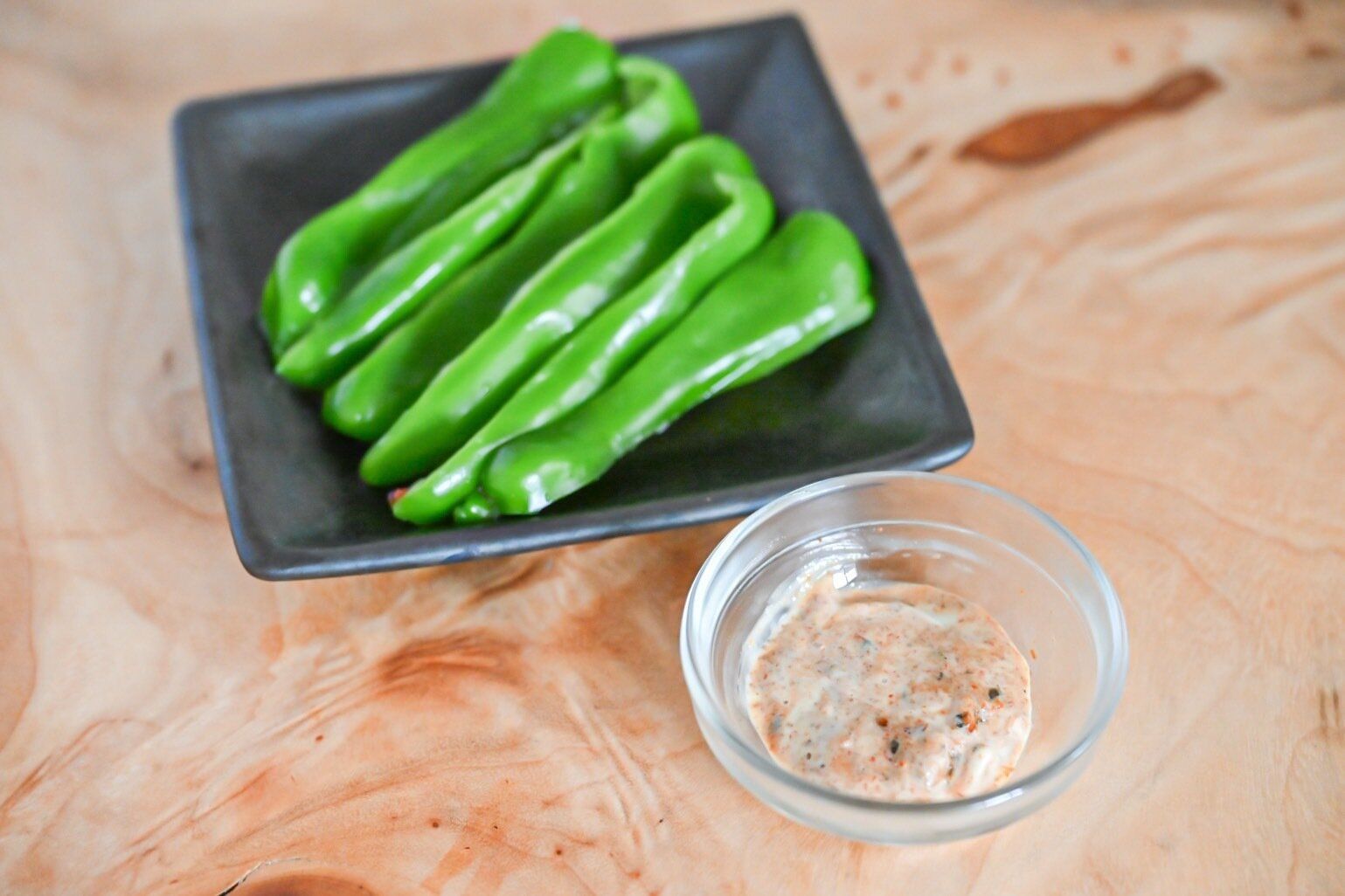 ディップソースを添えた冷やしピーマン