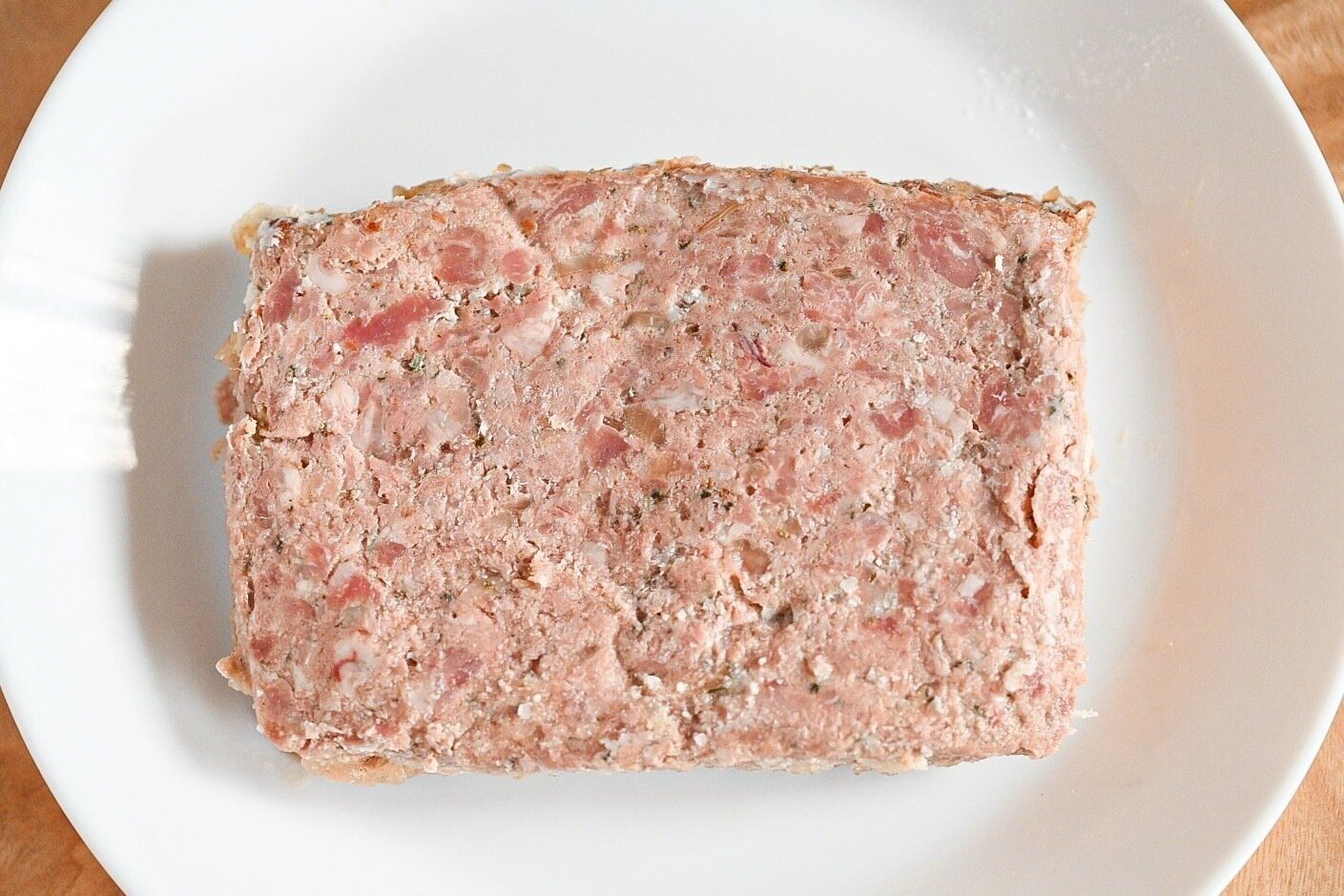 皿にのった成城石井の「パテ・ド・カンパーニュ」