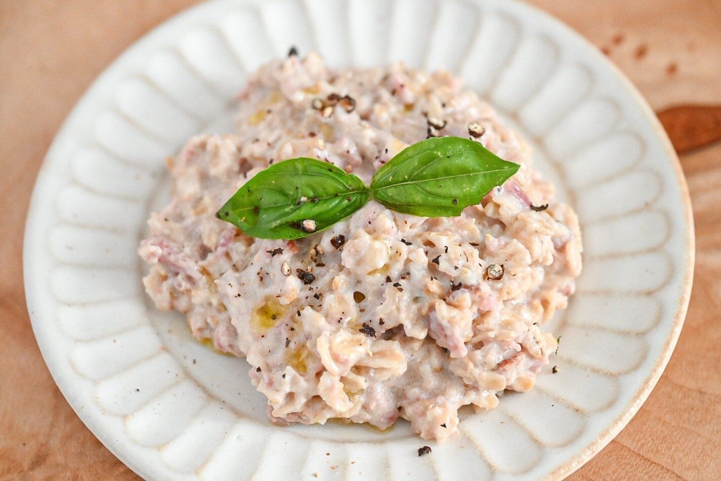 皿にのったオートミールリゾット