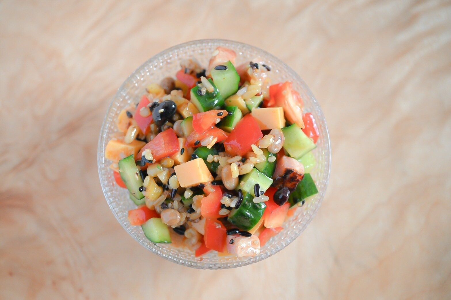 皿に入った雑穀サラダ