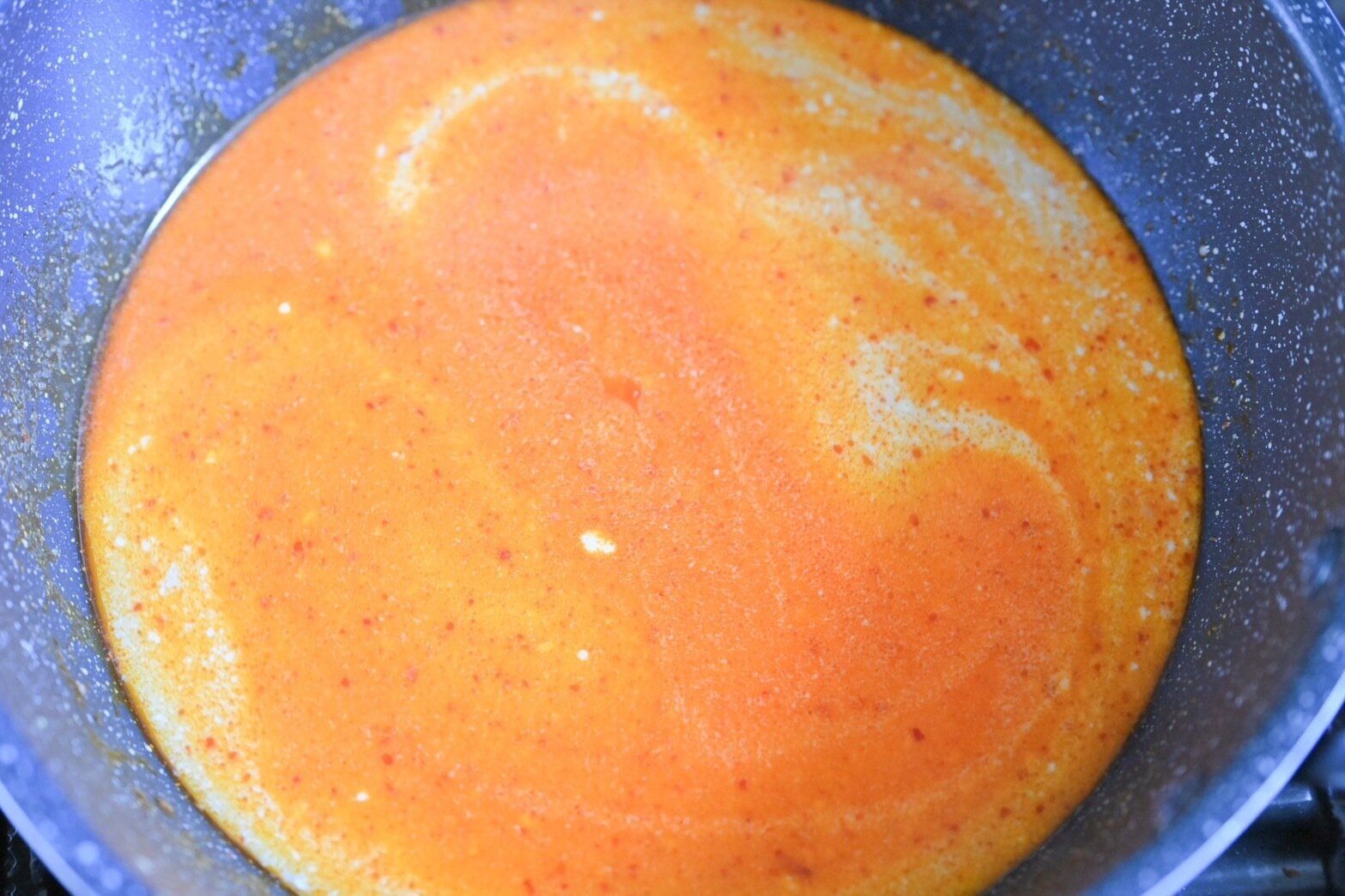 鍋に入ったラクサスープ