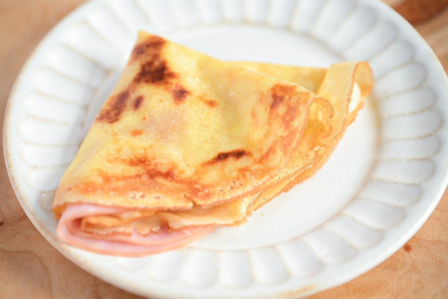 皿に盛られたハムとチーズのクレープ