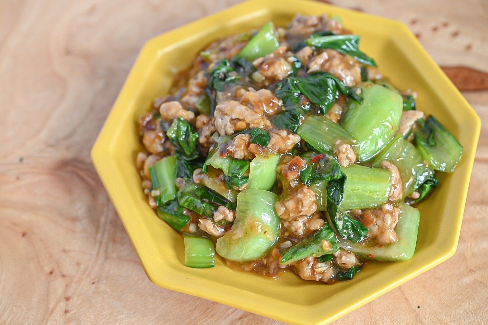 黄色い皿の麻婆ちんげん