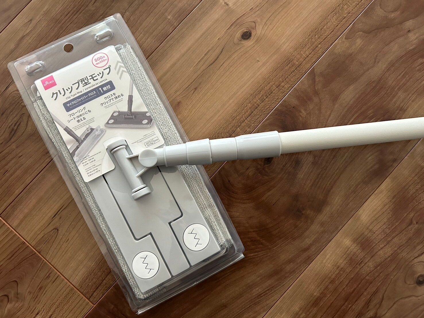 床掃除に最適！ダイソーの2WAY仕様のクリップ型モップ！