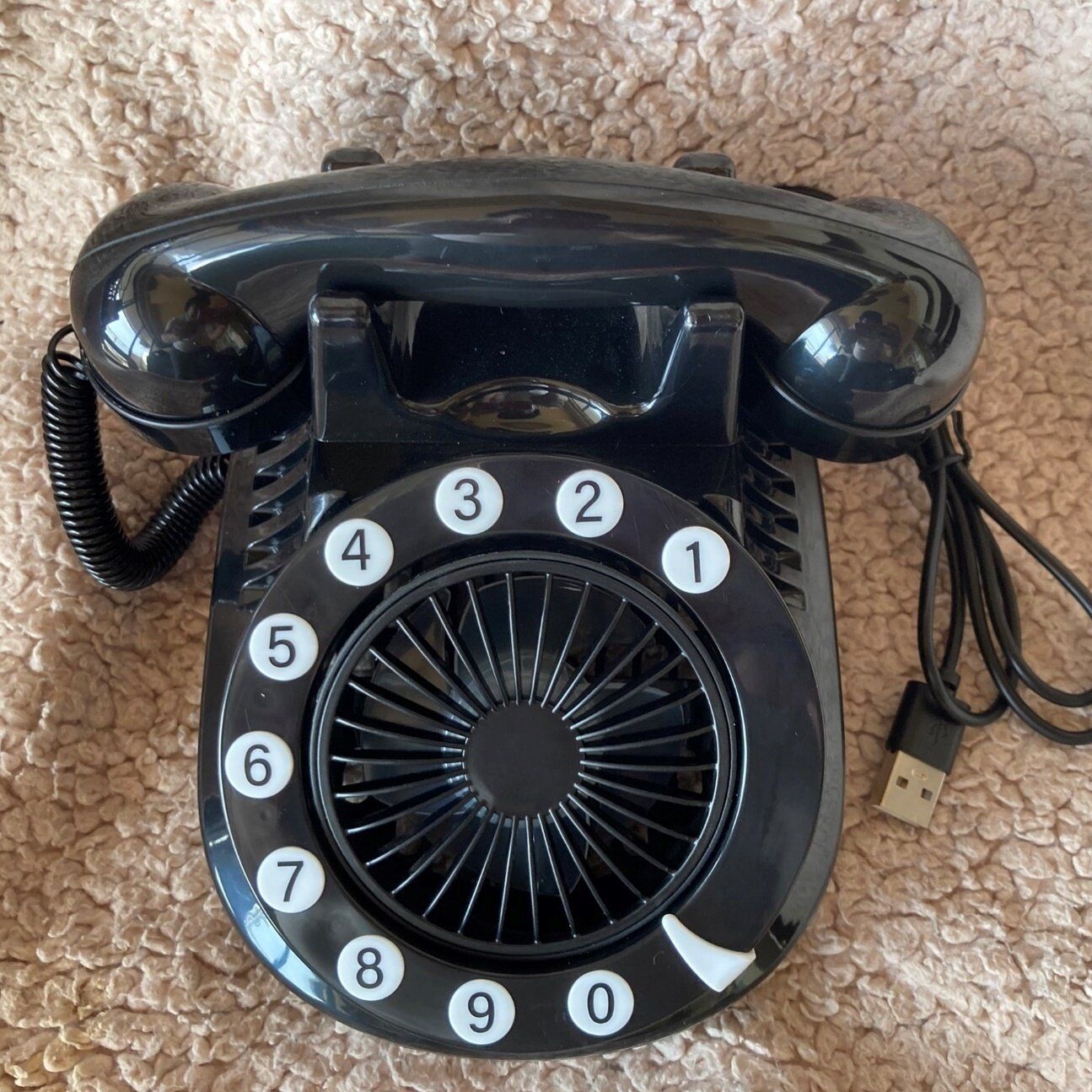 【ダイソー】もはや夏の風物詩？ダイソーの「昭和レトロ扇風機」シリーズが予想もしない方向へ進化していた！