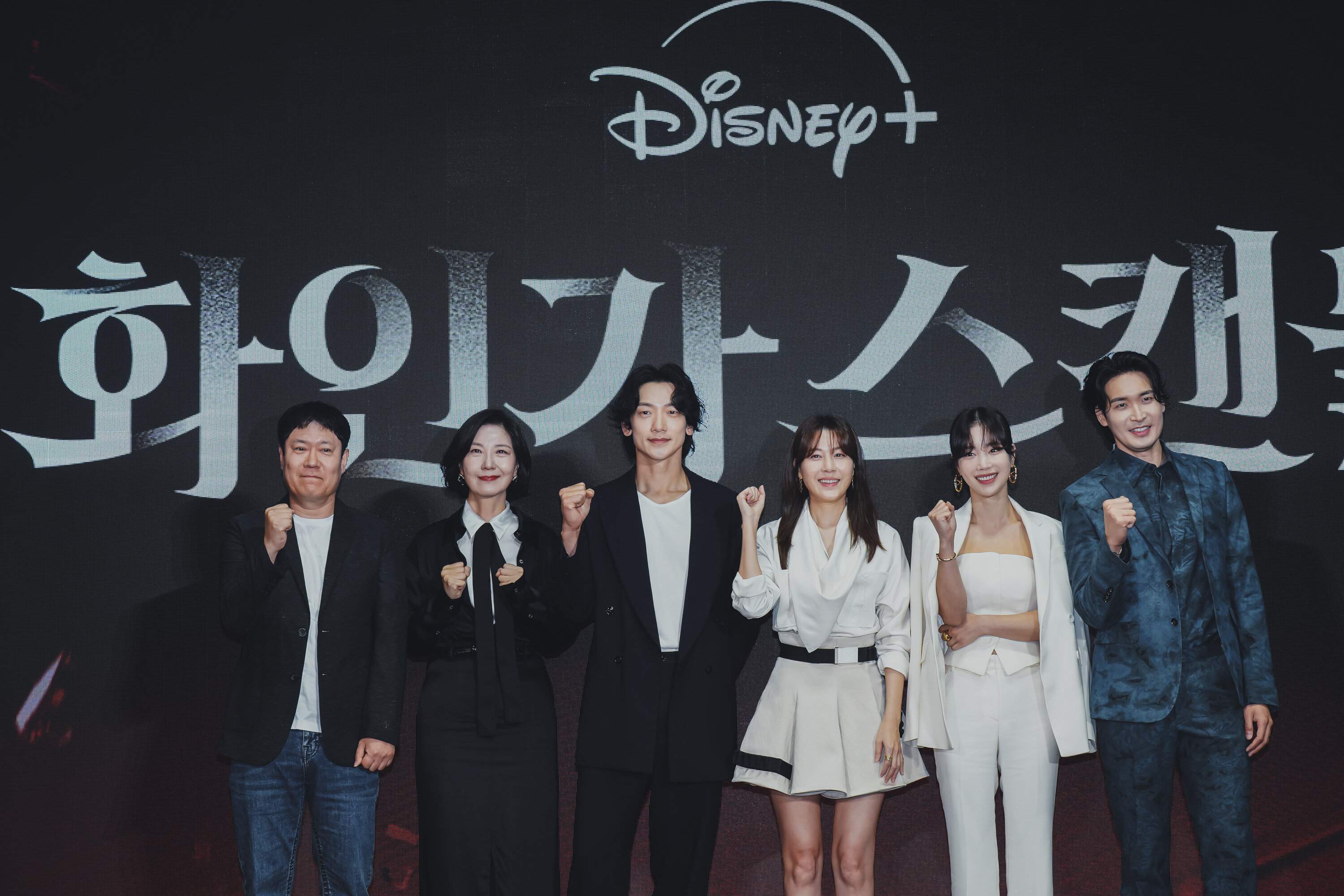 『レッド・スワン』記者会見