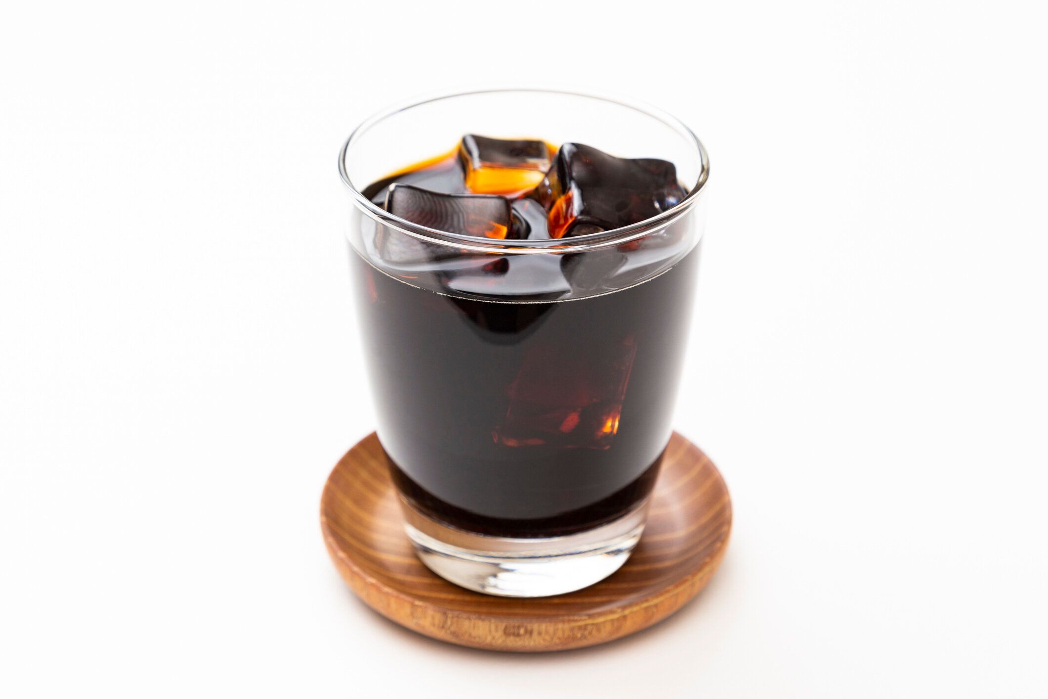 白い背景にアイスコーヒー。