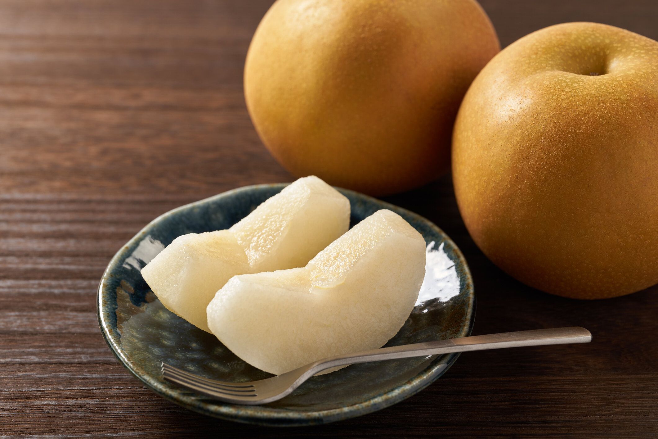 木製の背景に日本の梨