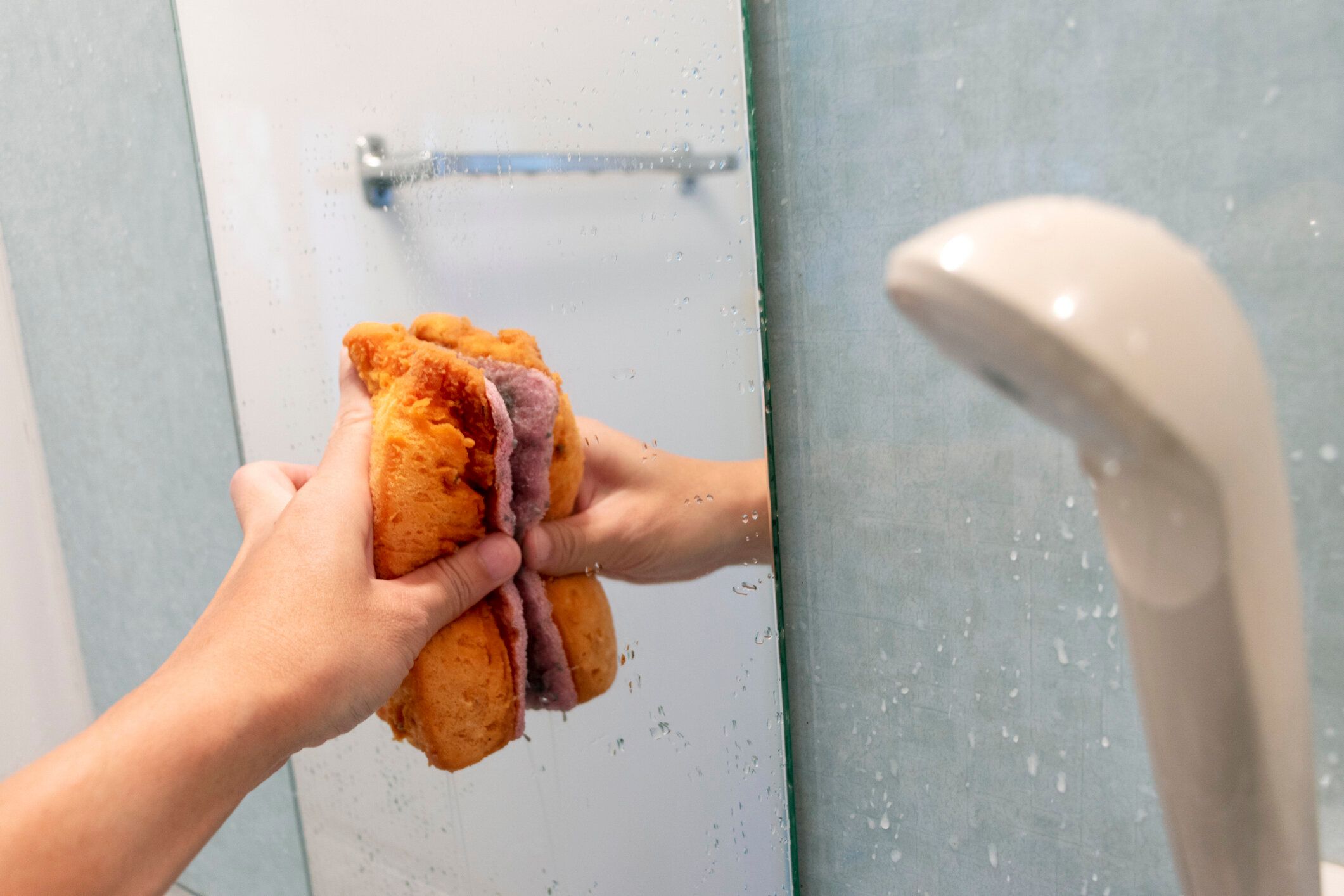 浴室で鏡を洗う