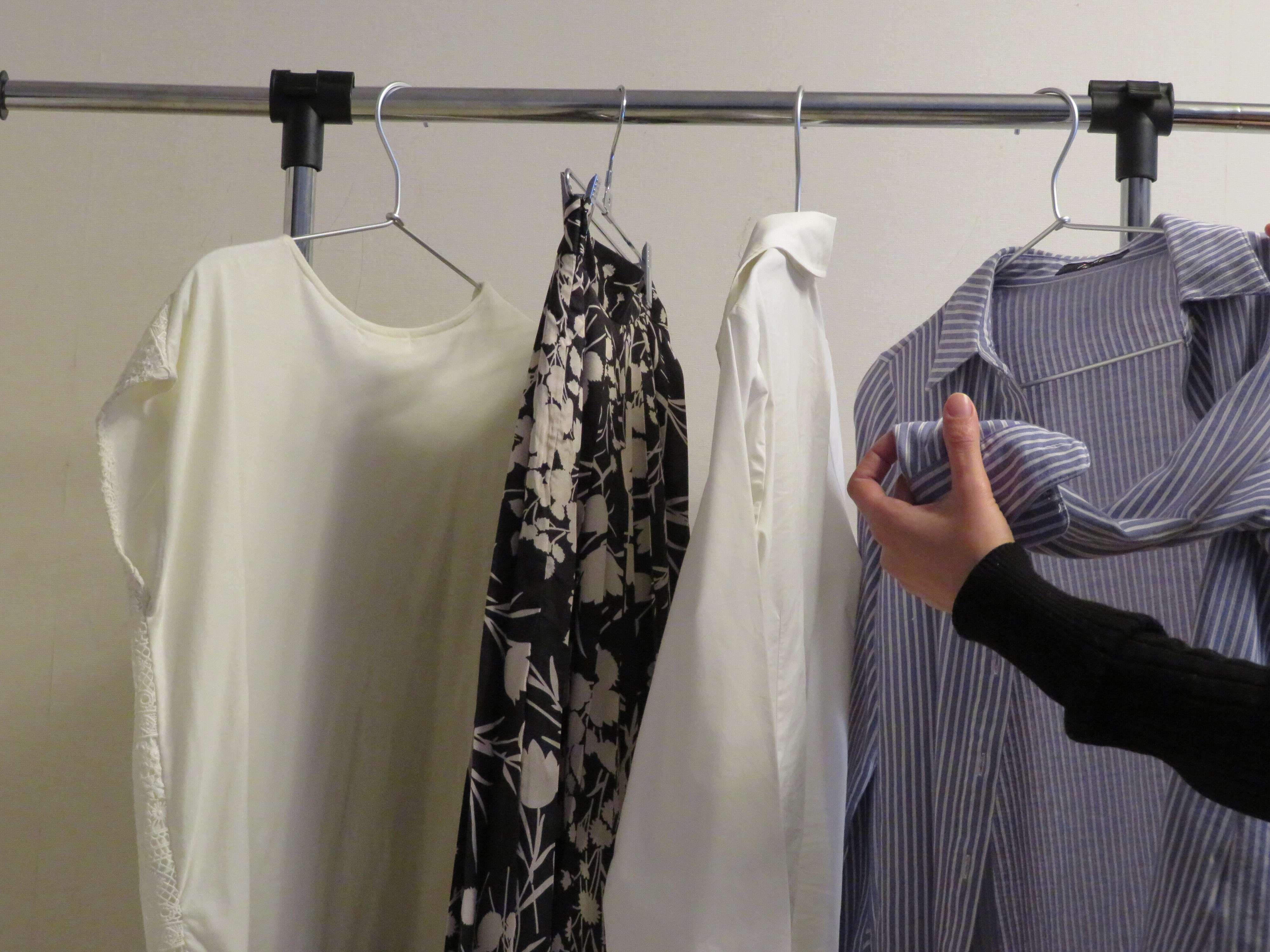 しわになりやすい服はハンガーに