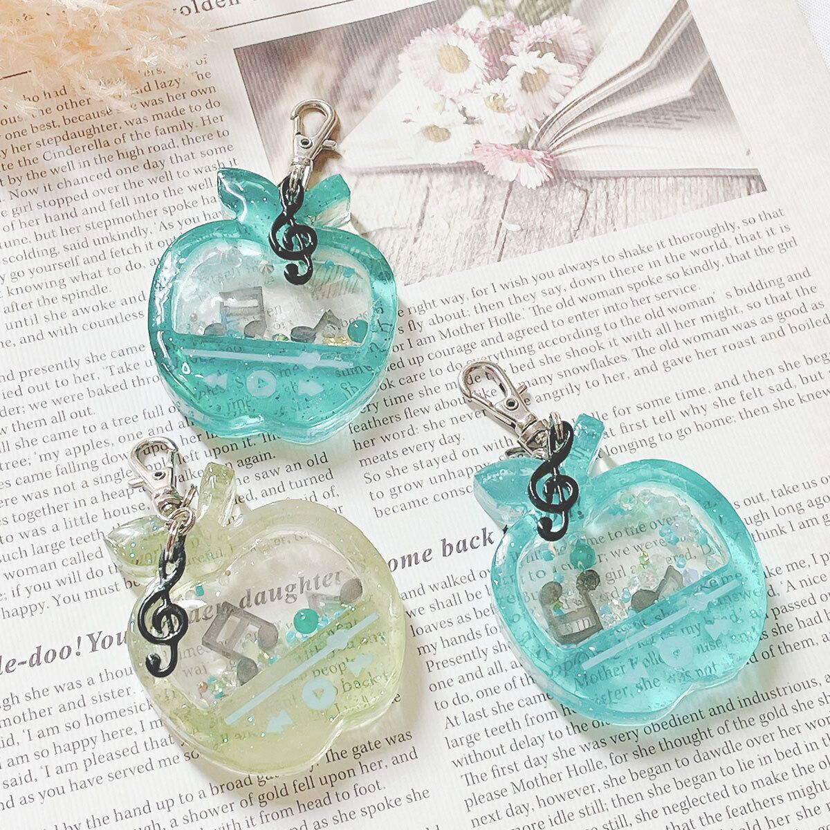 今年つくったレジンのシェイカーキーホルダー