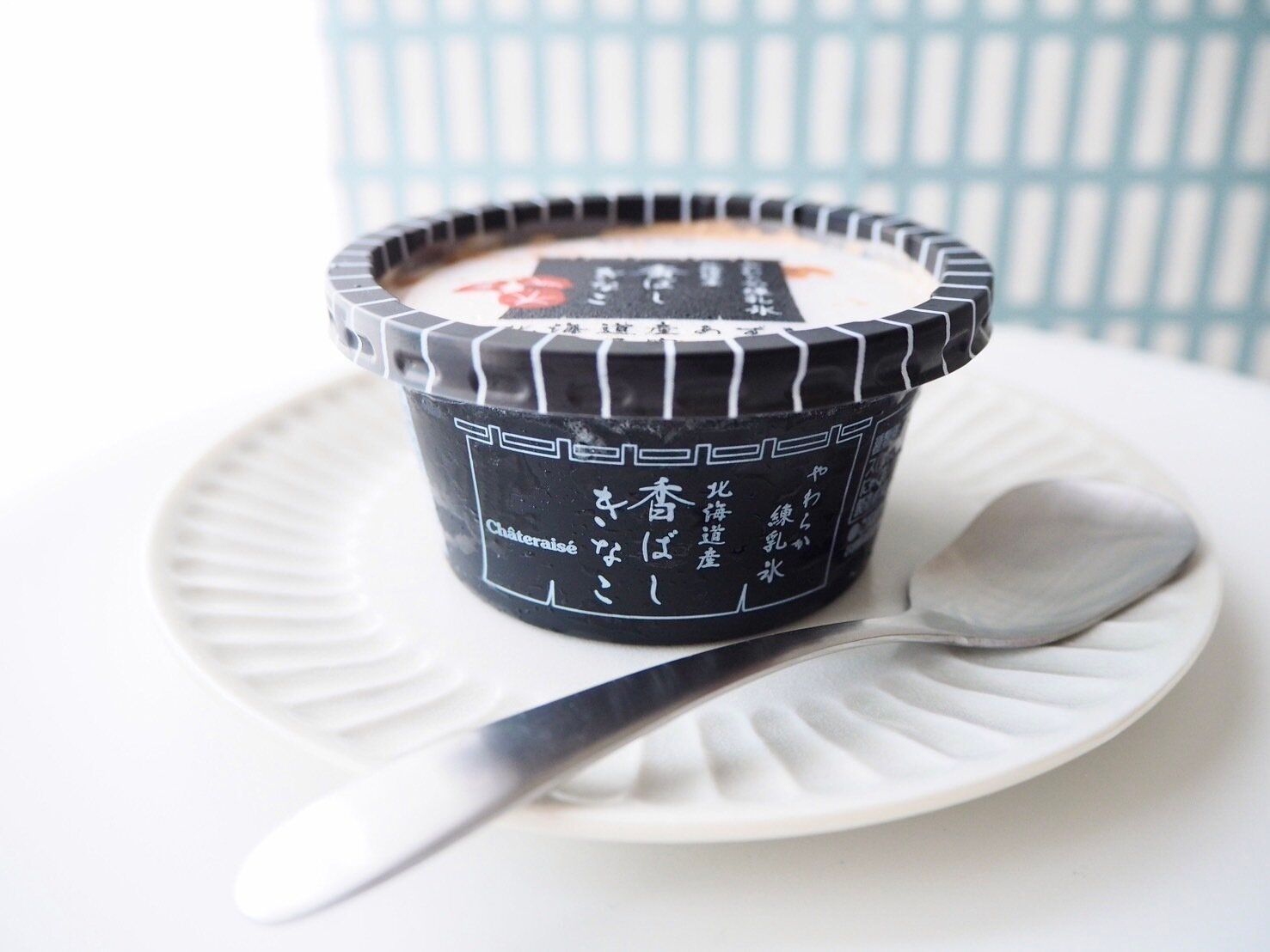 シャトレーゼ「白州名水かき氷Premium やわらか練乳氷 香ばしきなこ 北海道産あずき＆黒蜜」商品写真