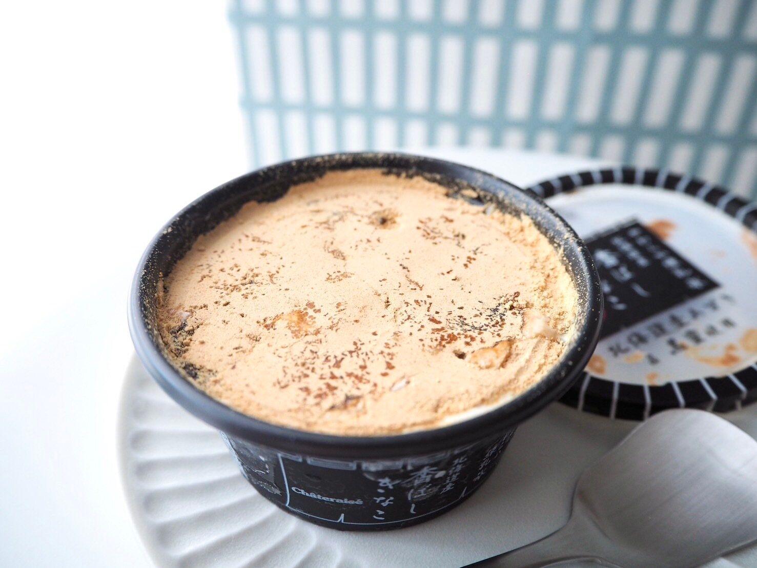 シャトレーゼ「白州名水かき氷Premium やわらか練乳氷 香ばしきなこ 北海道産あずき＆黒蜜」開封写真