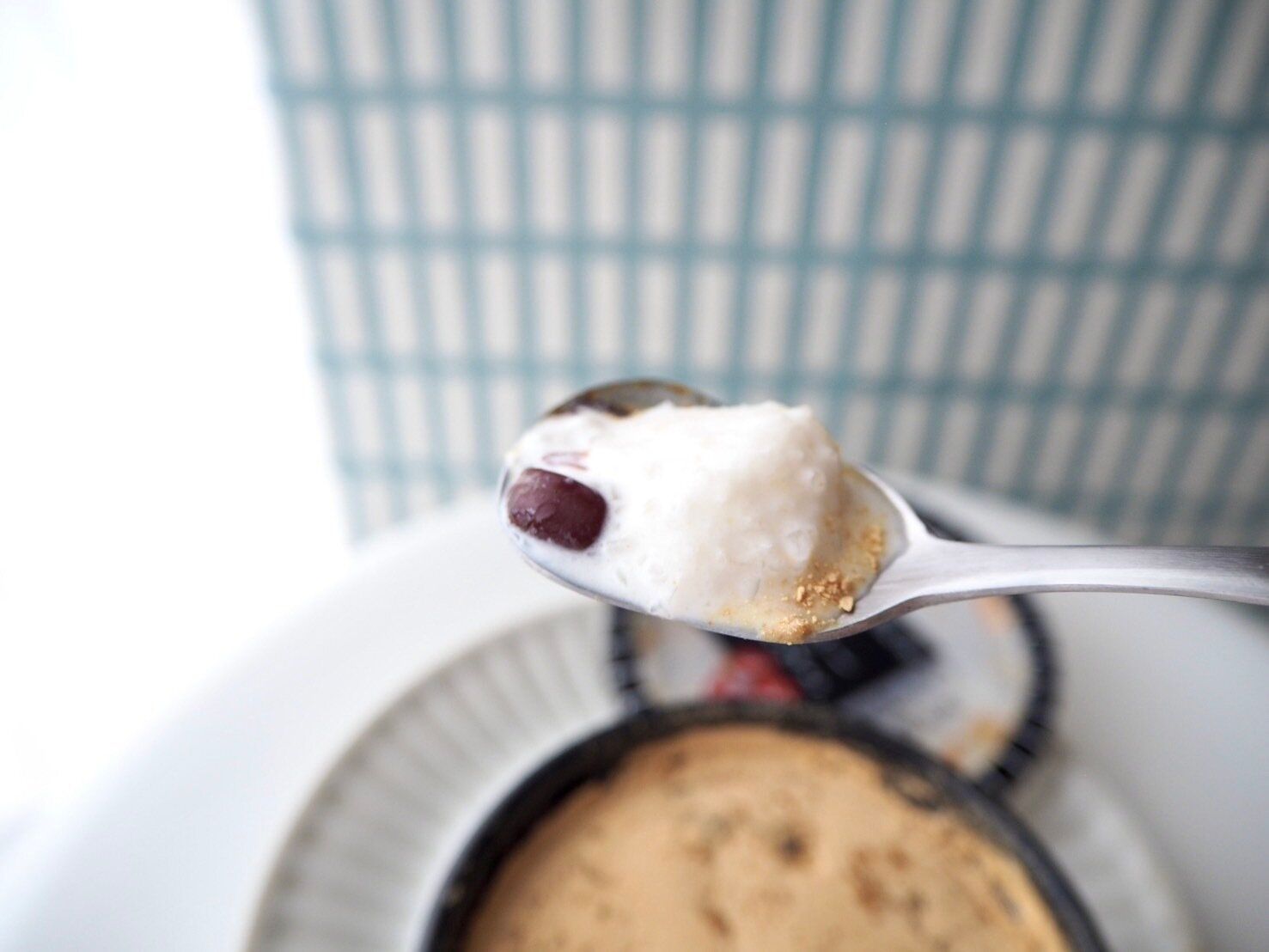 シャトレーゼ「白州名水かき氷Premium やわらか練乳氷 香ばしきなこ 北海道産あずき＆黒蜜」スプーンのせ写真