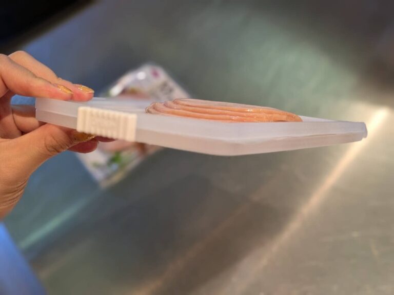 ダイソーだけじゃない！“カラーチェンジで更に人気“セリアでも買える「ハム＆ベーコン保存クリップ」