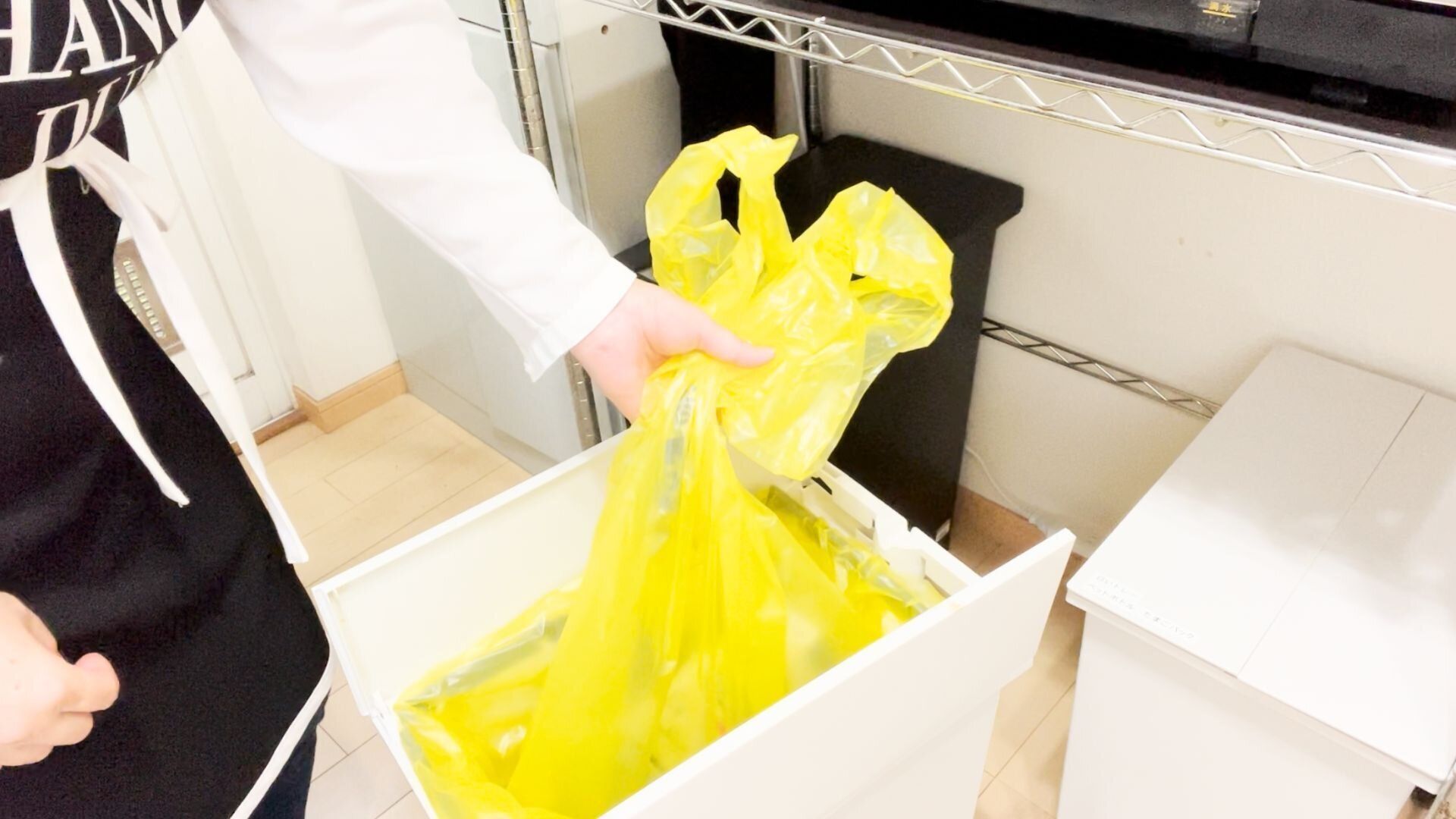 内側のゴミ袋を取り出す