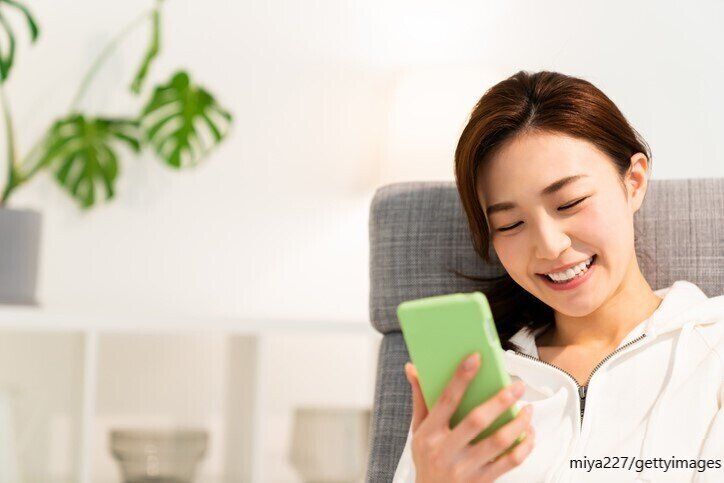 スマホを見る女性