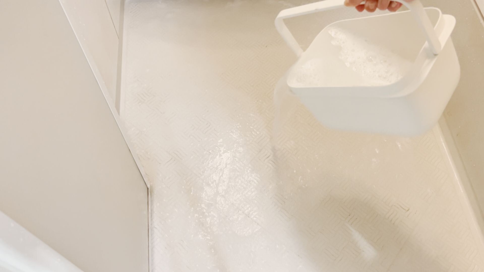 オキシクリーン溶液を床へまく