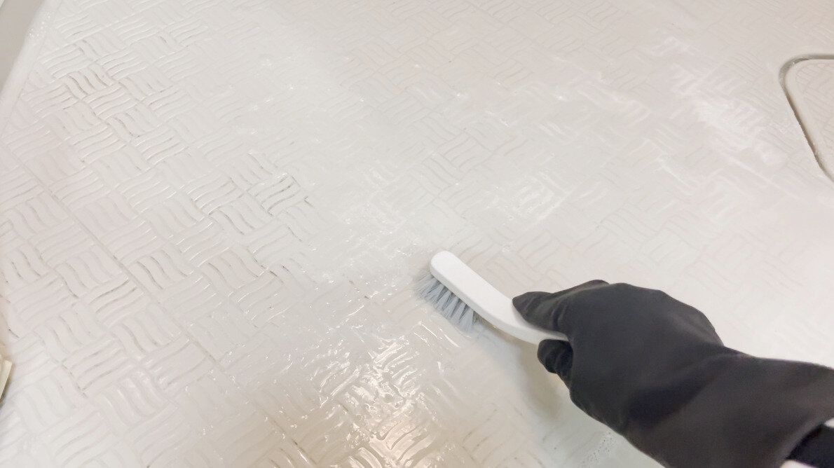 ブラシでこする