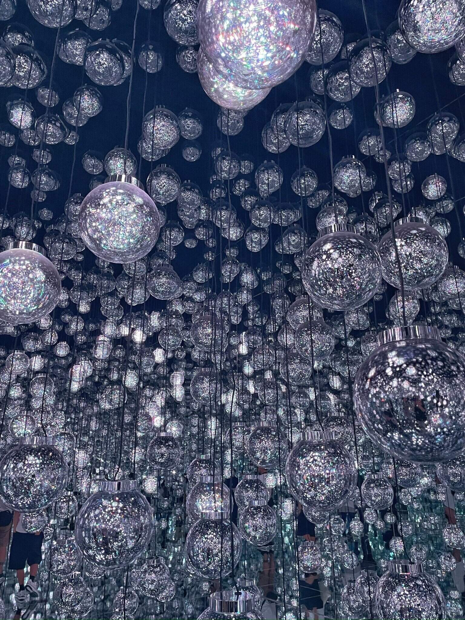 チームラボ《Bubble Universe: 光の球体結晶、ぷるんぷるんの光、環境が生む光 - ワンストローク》