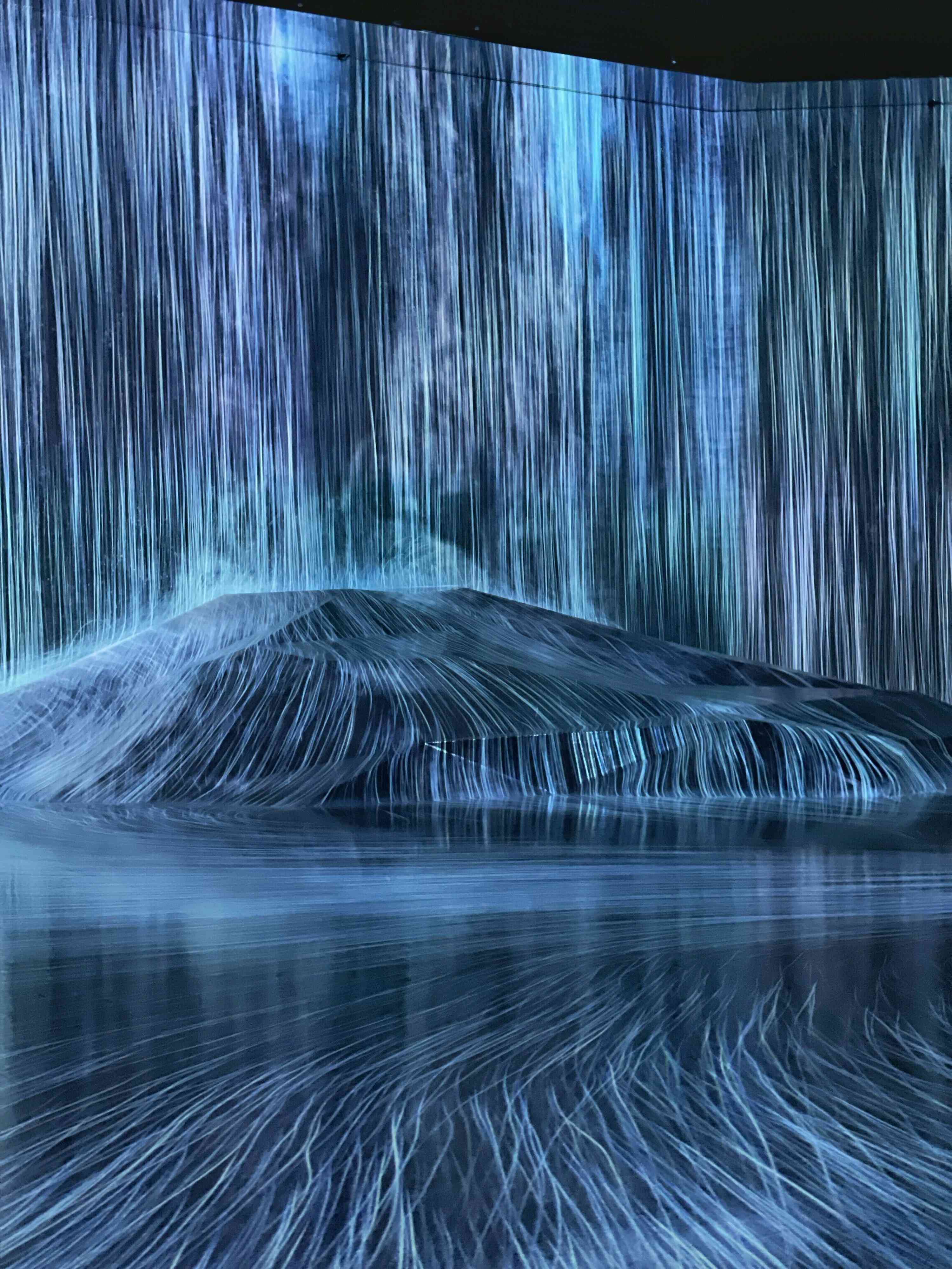 チームラボ《人々のための岩に憑依する滝》