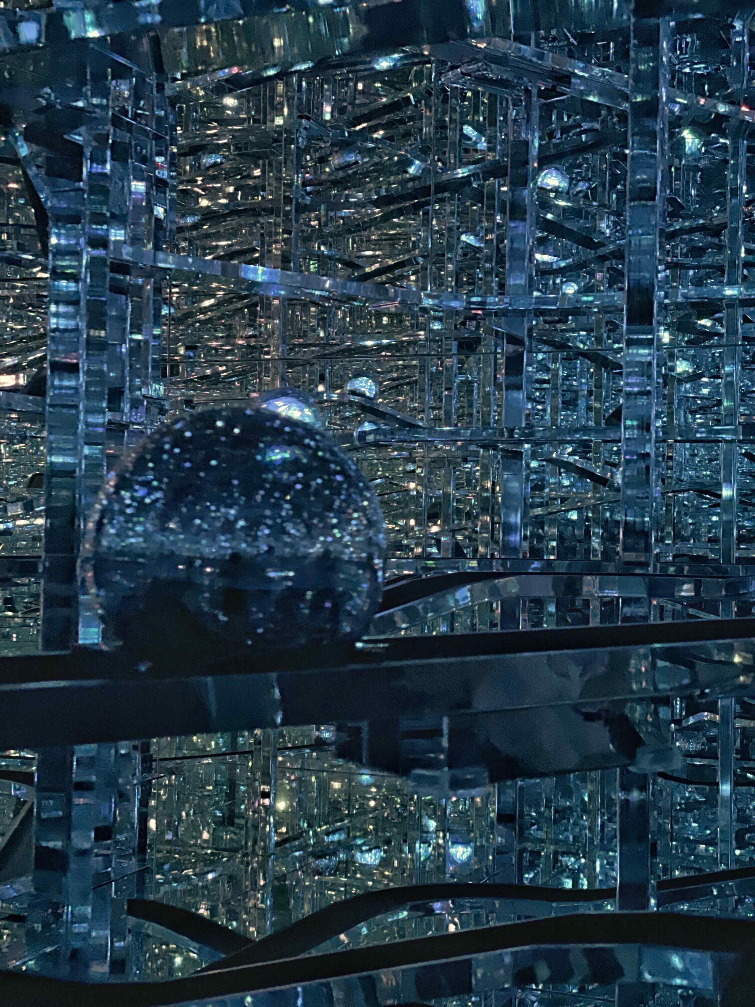 チームラボ《マイクロコスモス：ぷるんぷるんの光、環境が生む光》