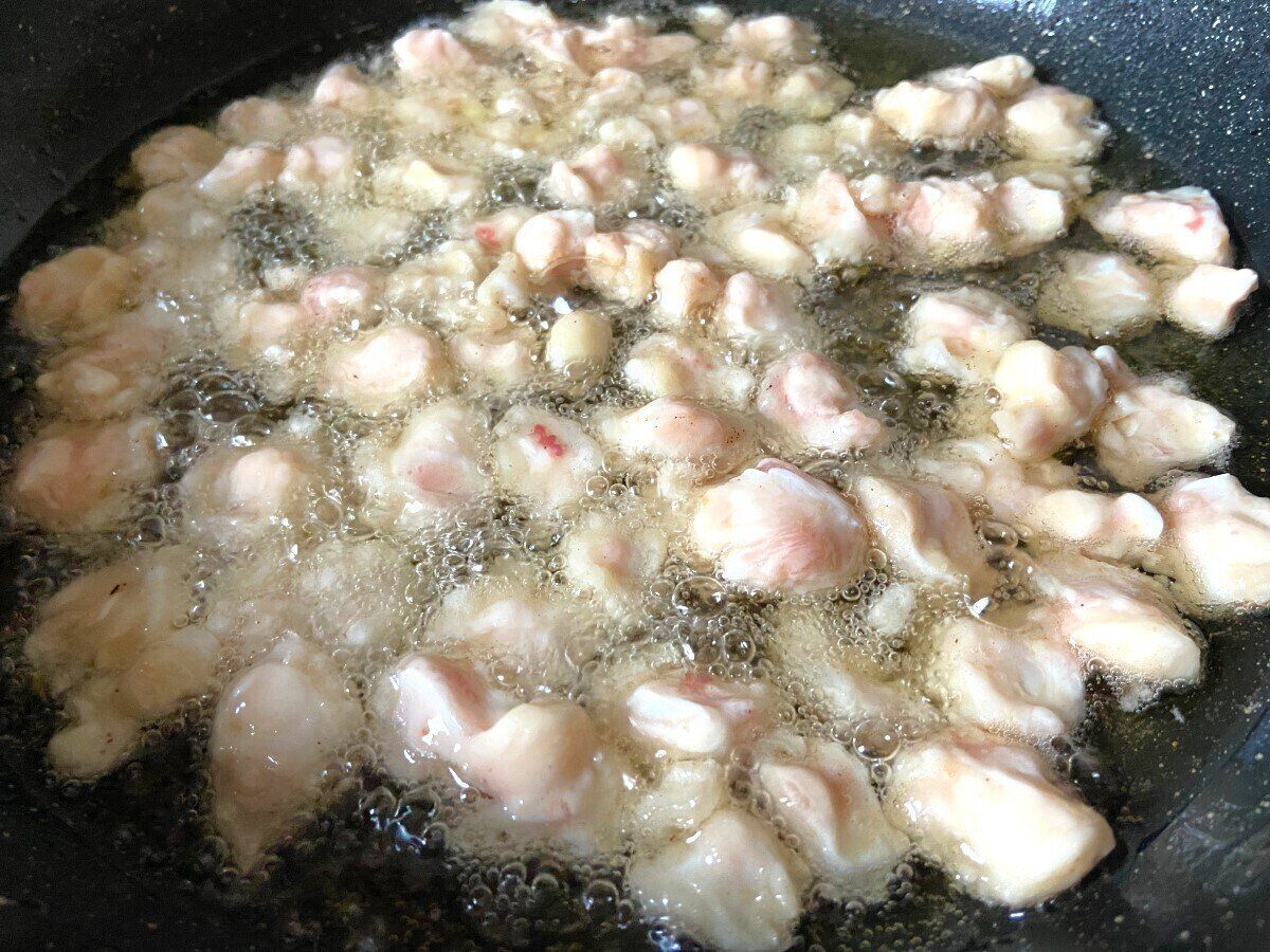 衣をつけて揚げる