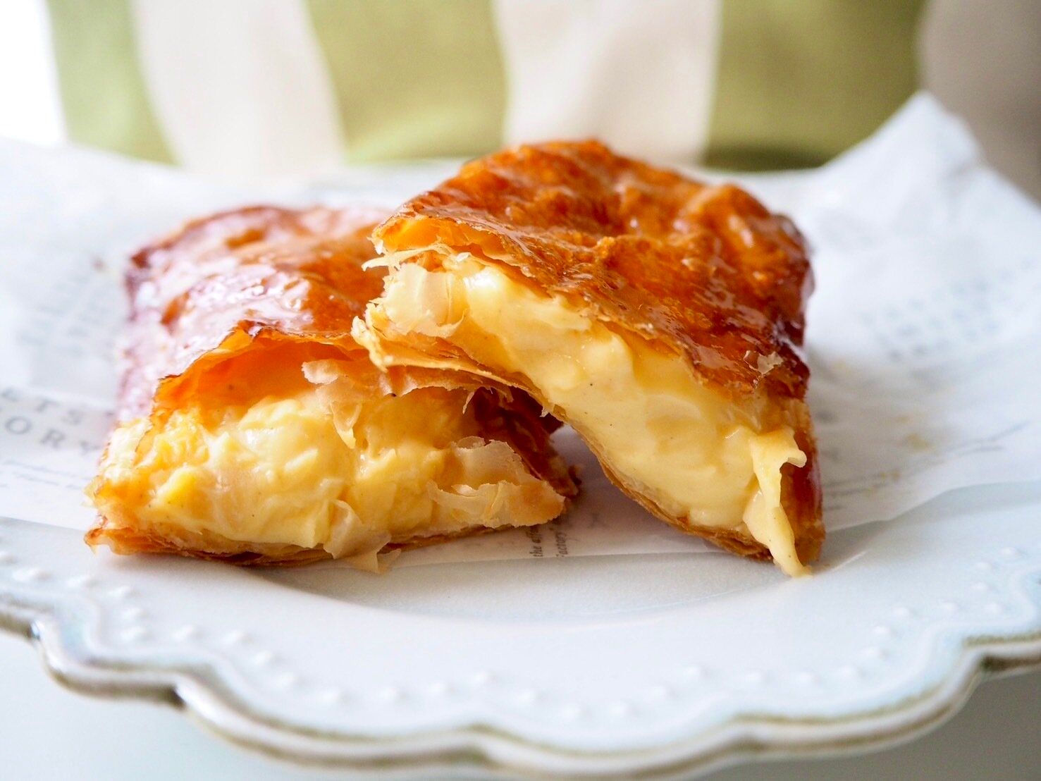 シャトレーゼ「詰めたてクリームのカスタードパイ」断面写真