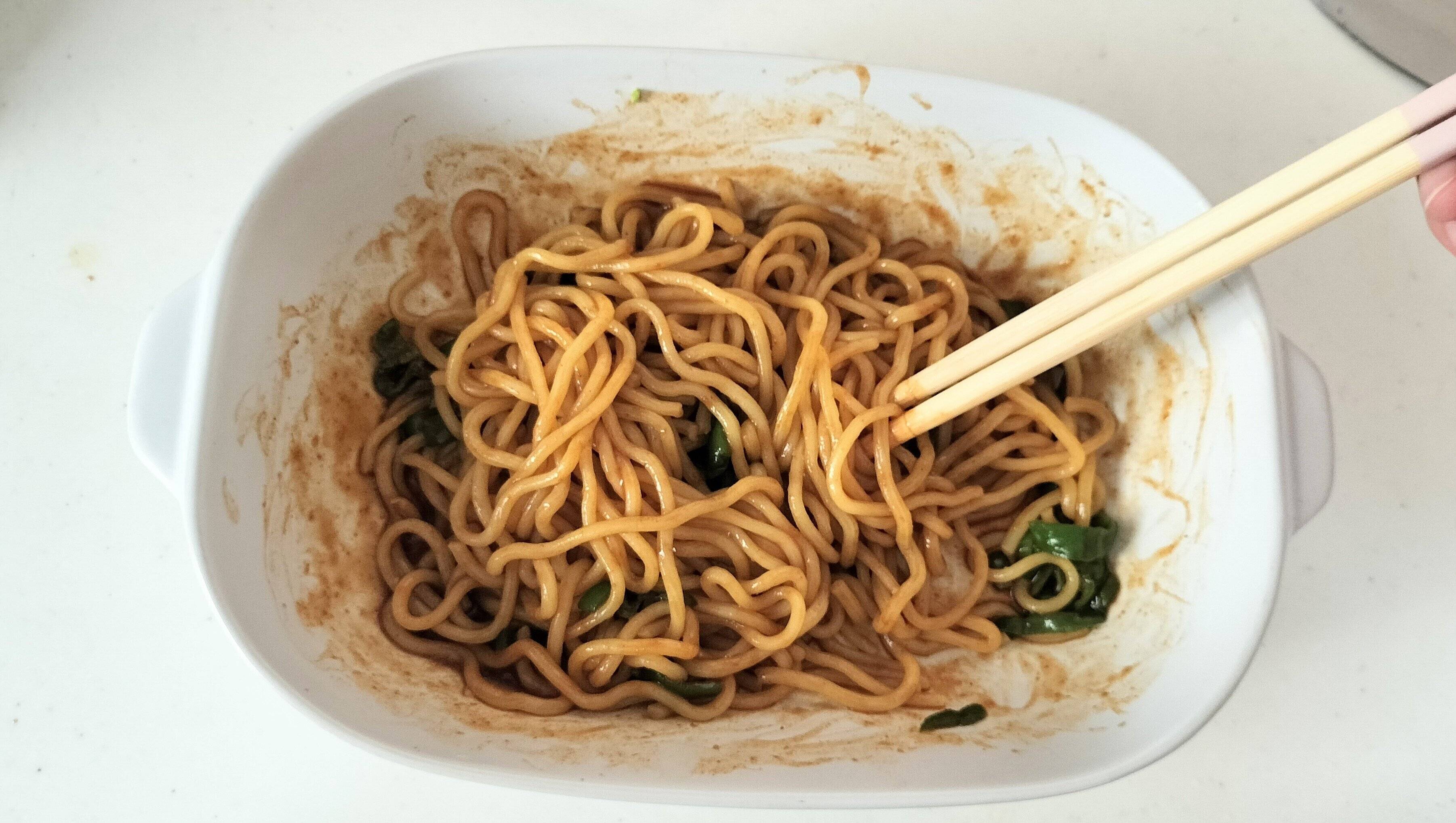 付属のタレをかけて混ぜる