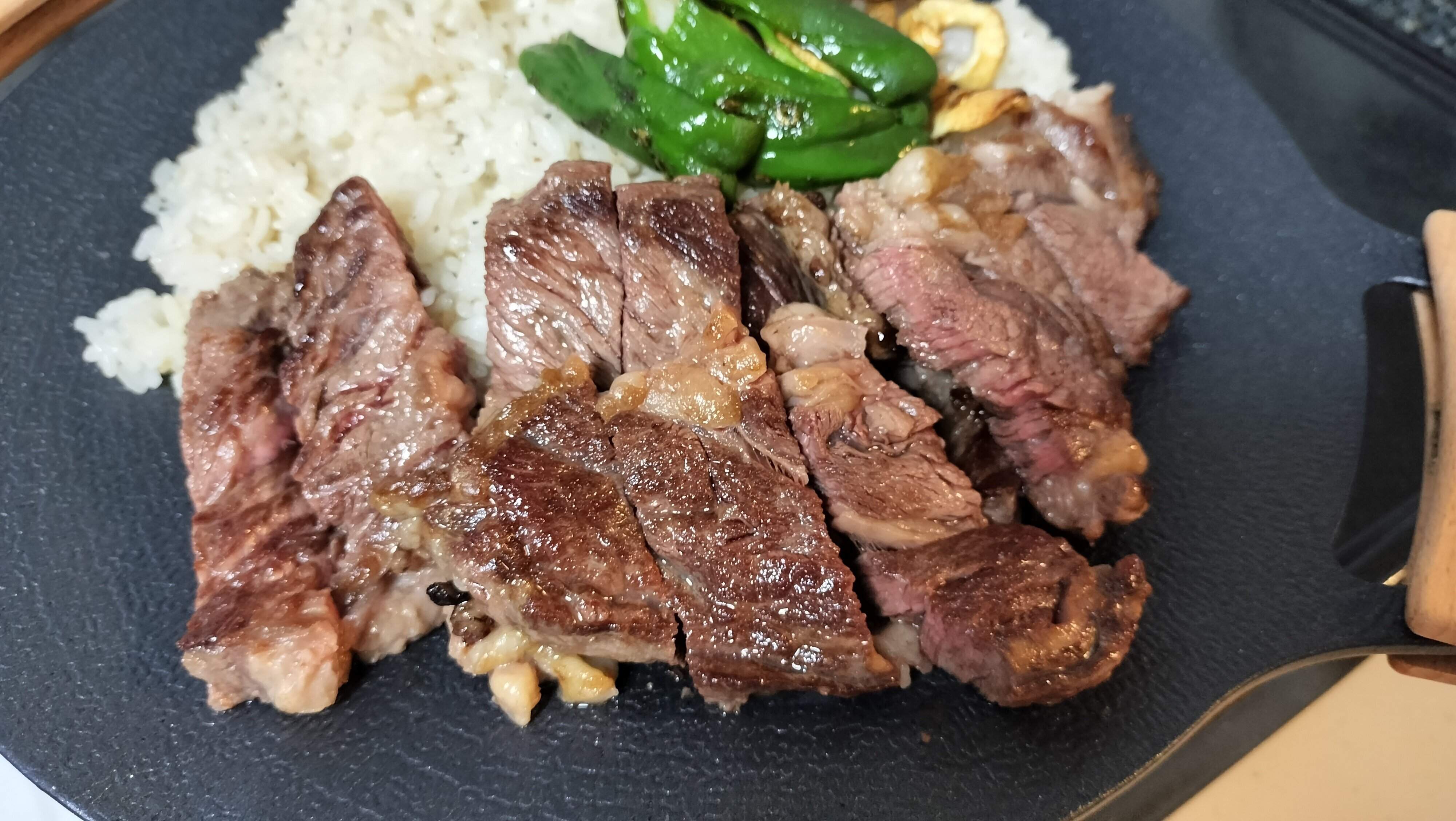 焼いたステーキをのせる