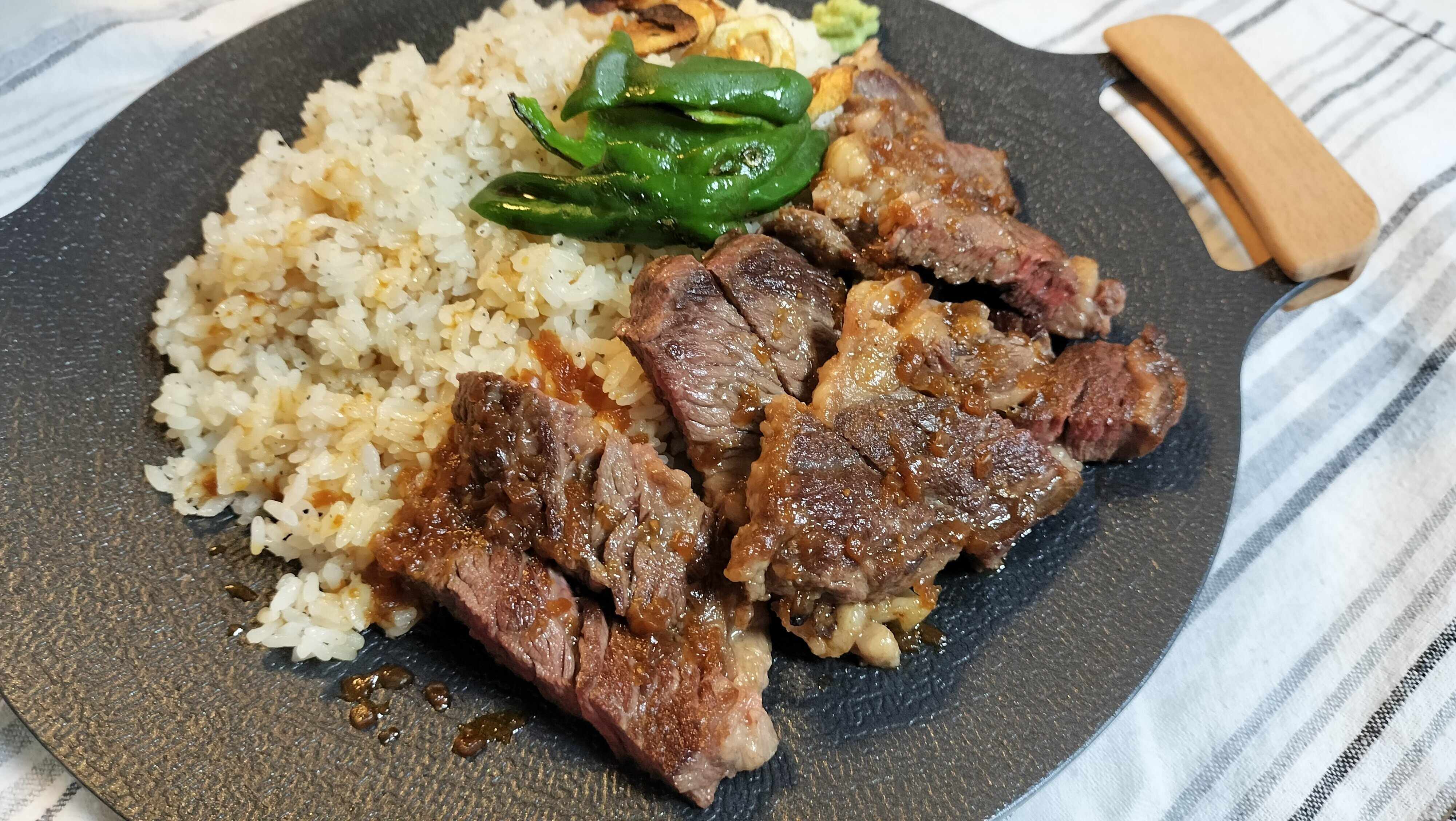 ステーキソースをかけて完成