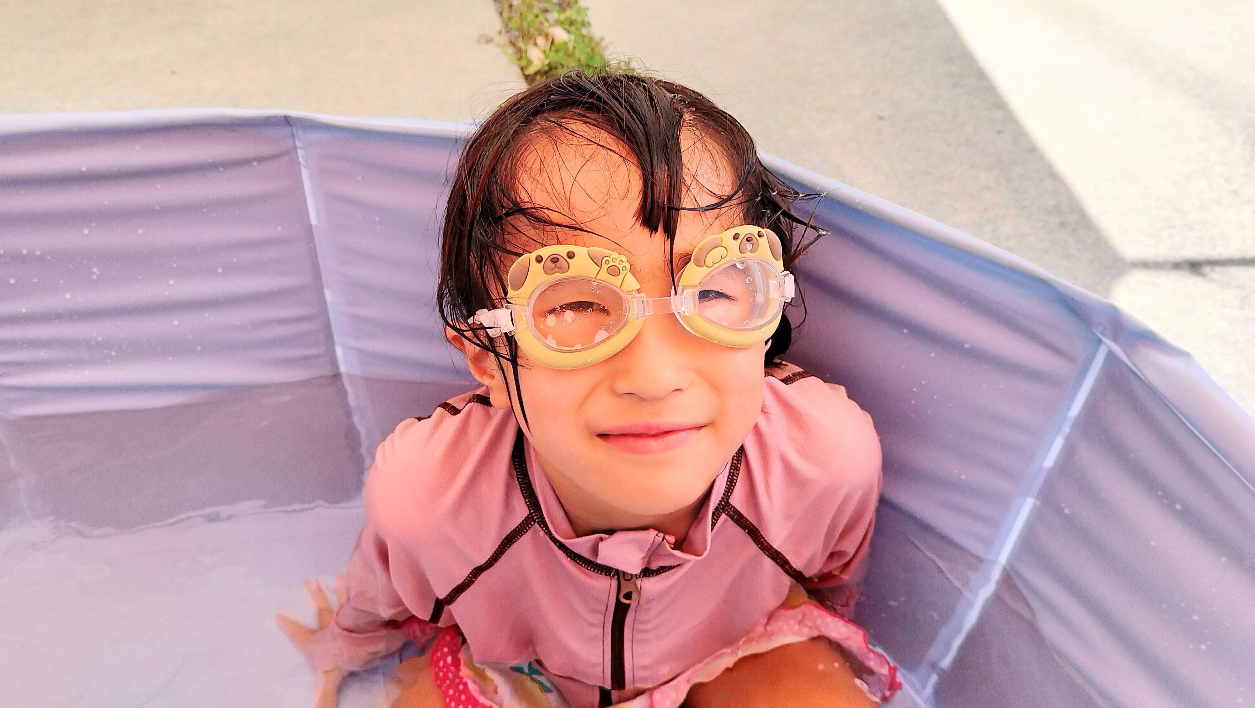 5歳の子どもがゴーグルをつけている