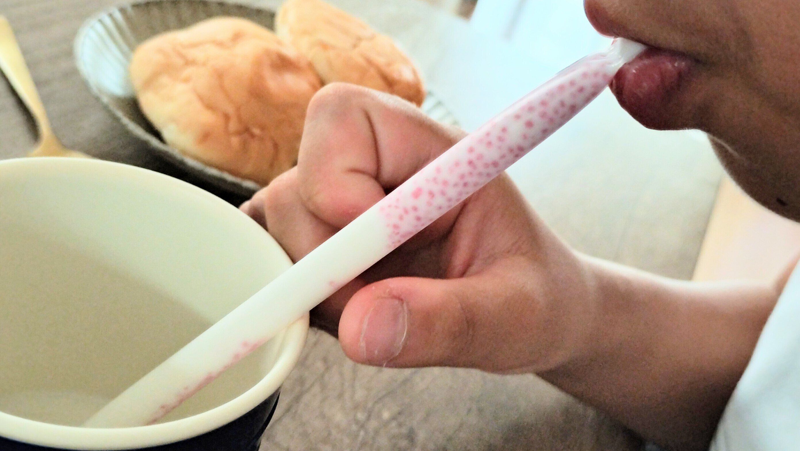 中のストロベリーチョコが溶け出して牛乳からいちごみるくに早変わり