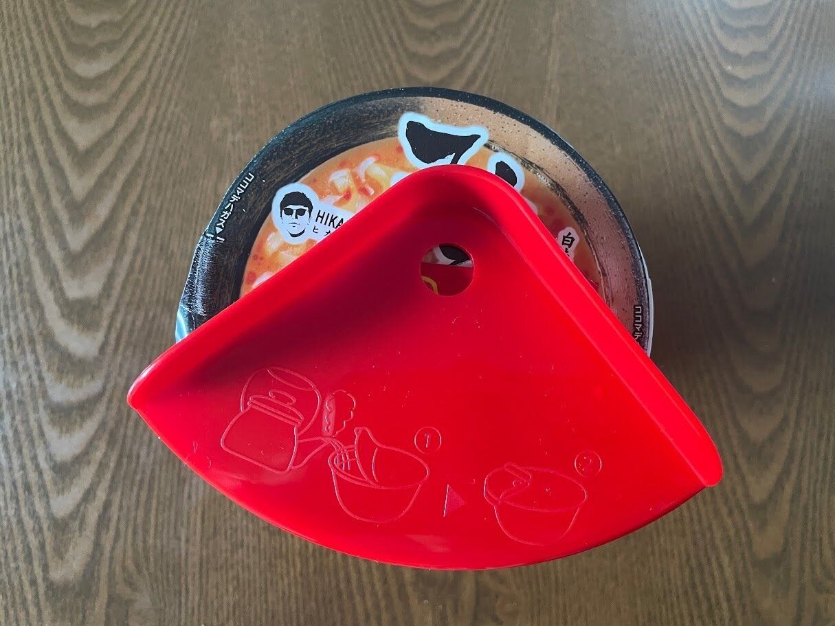 使用中のカップ麺フタホルダー