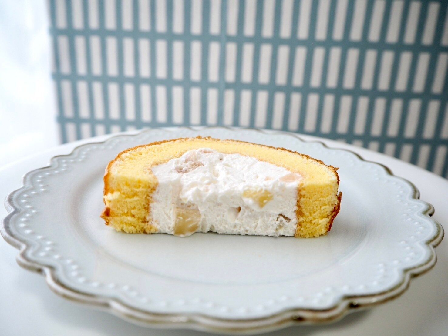 シャトレーゼ「山梨県産白桃のふんわりロール」断面写真