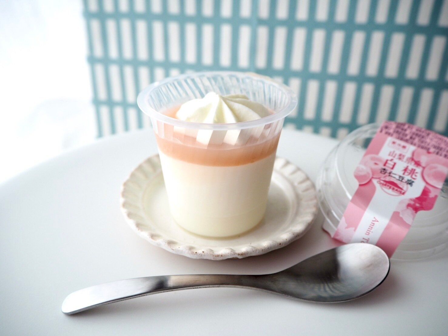 シャトレーゼ「山梨県産白桃杏仁豆腐」商品写真