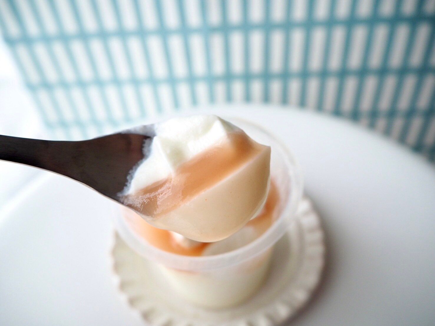 シャトレーゼ「山梨県産白桃杏仁豆腐」スプーンのせ写真