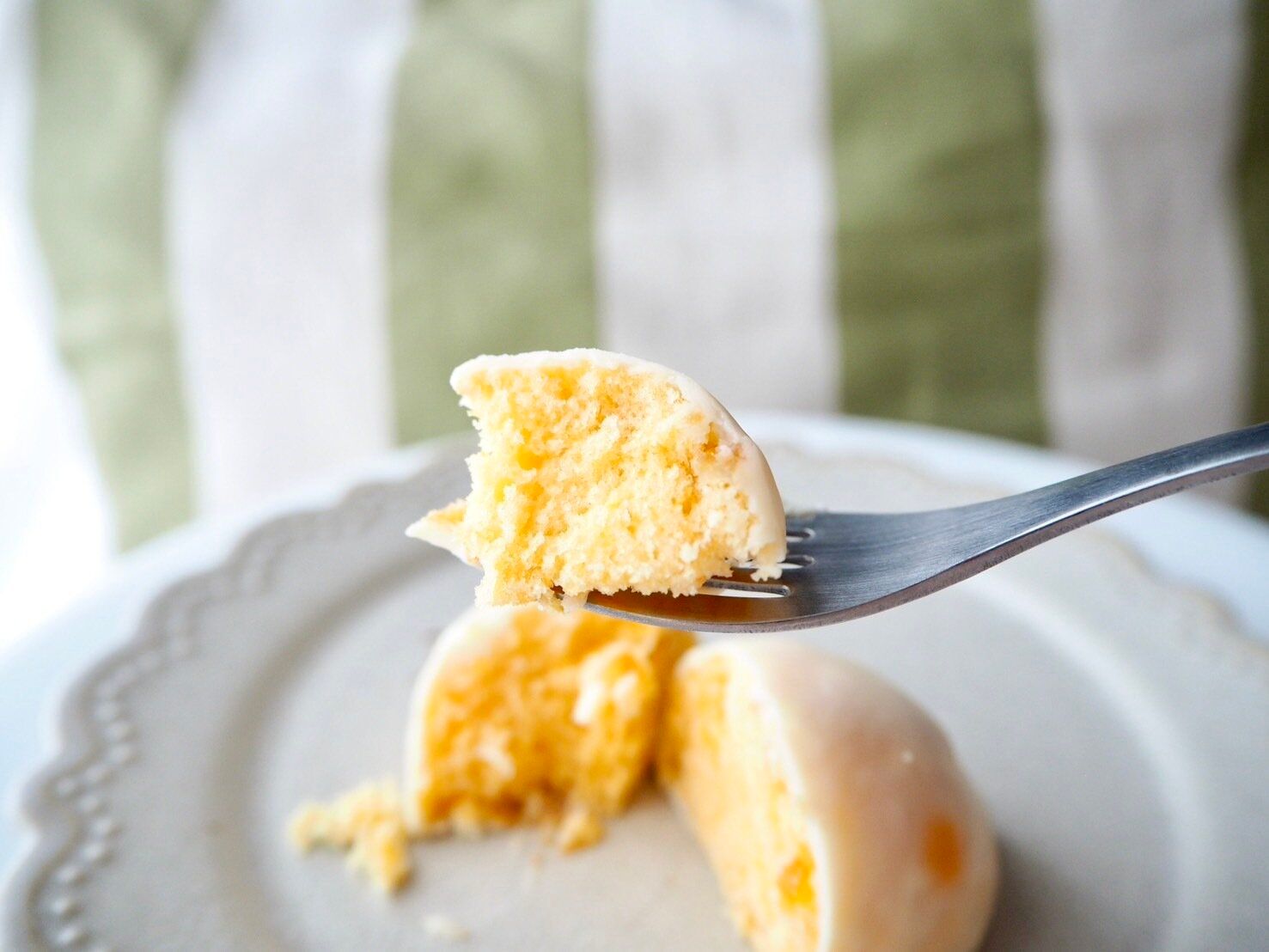 シャトレーゼ「おひさま香るオレンジケーキ」フォークのせ写真