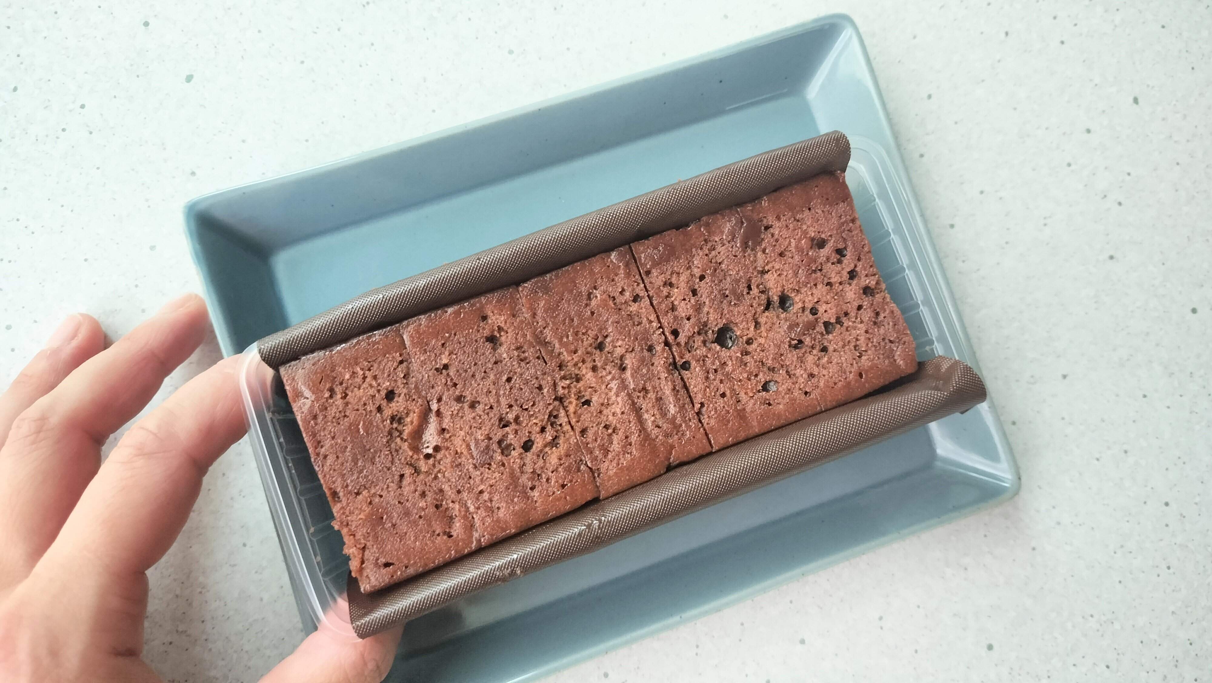 チョコバナナケーキは切れ目入り