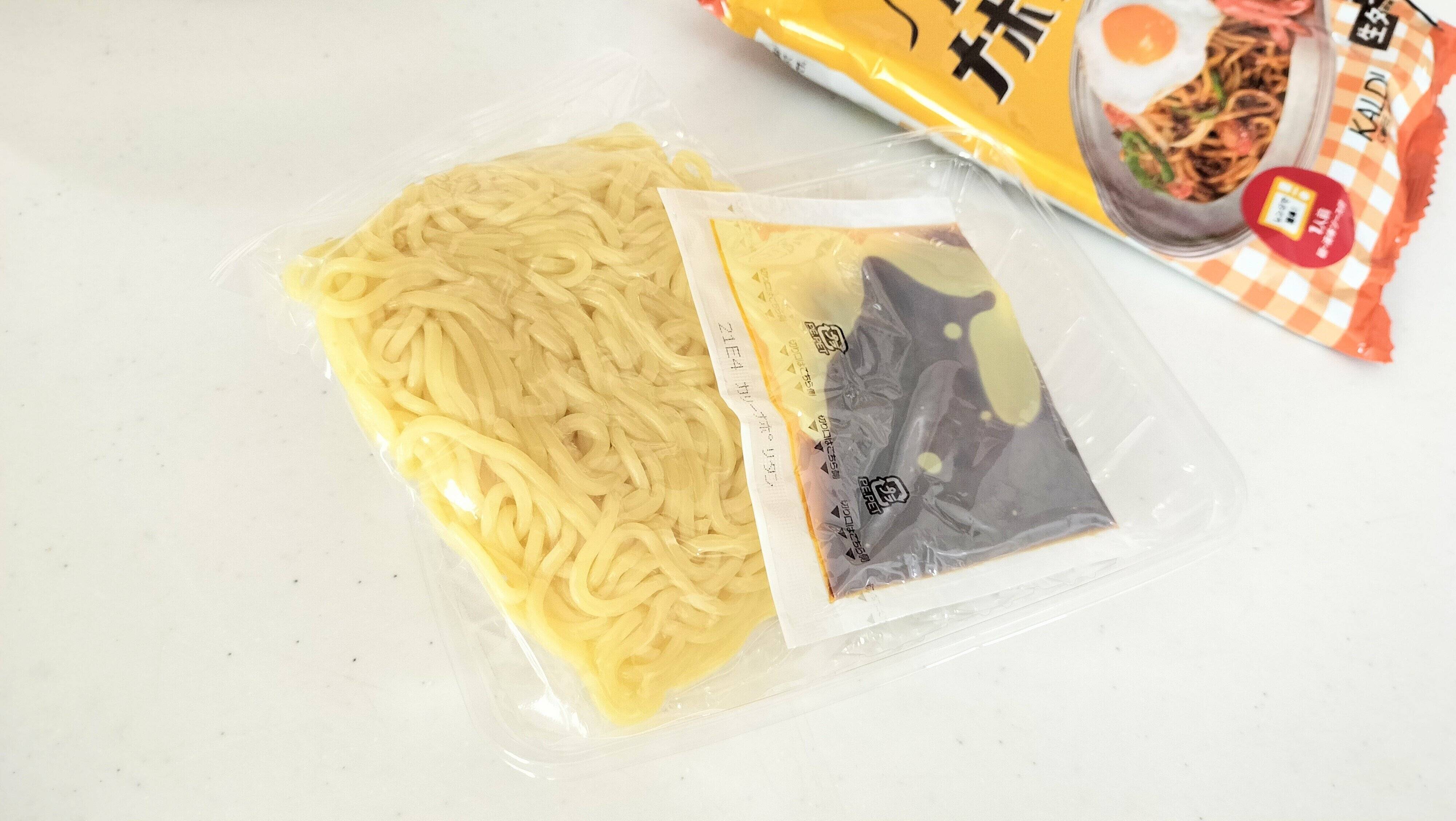 カリーナポリタンには麺と調味料が入っている