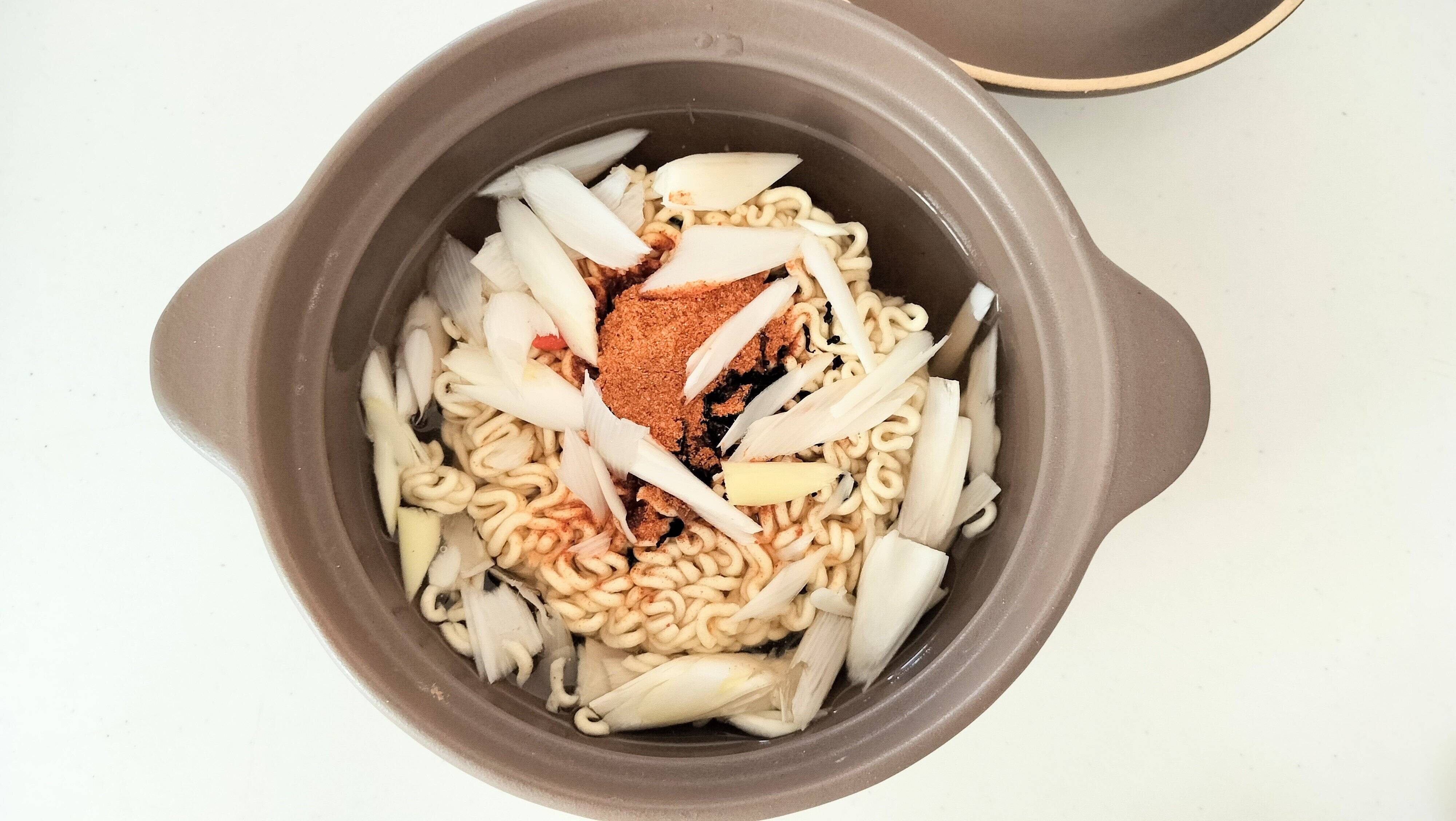 ネギを加えて加熱する様子