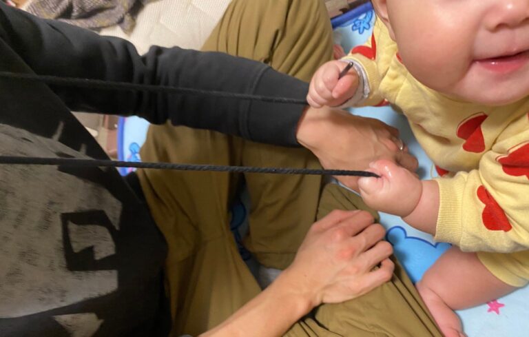 赤ちゃんがヒモやコードを好きな理由の尊すぎる推察に7.1万件のいいねと「その説推したい」の声