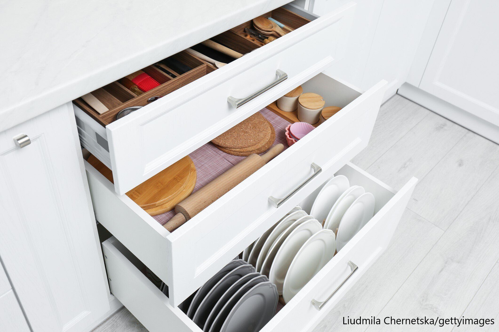 キッチンの食器棚がごちゃごちゃになってしまう人がやりがちな3つのNG収納を整理収納アドバイザーが解説